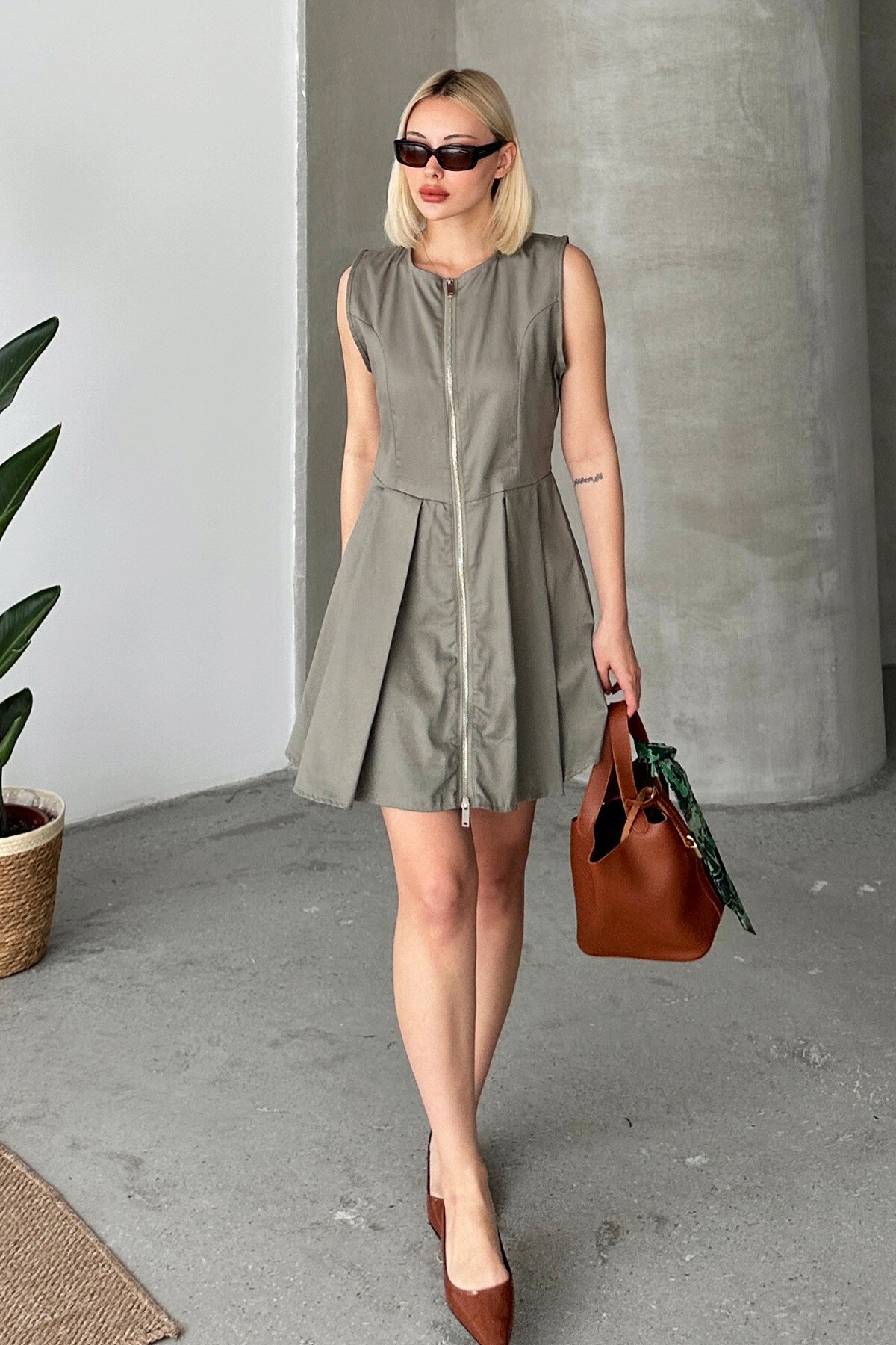 Haki Önü Fermuarlı Sıfır Kol Pileli Kısa Elbise