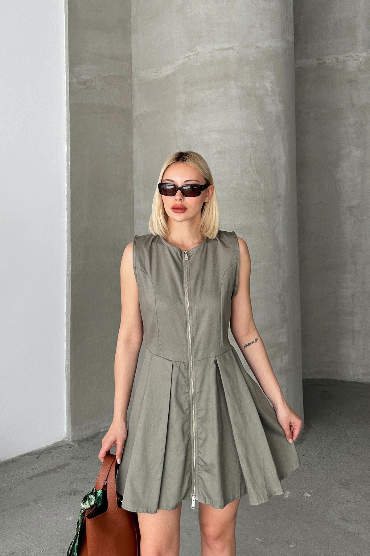 Haki Önü Fermuarlı Sıfır Kol Pileli Kısa Elbise