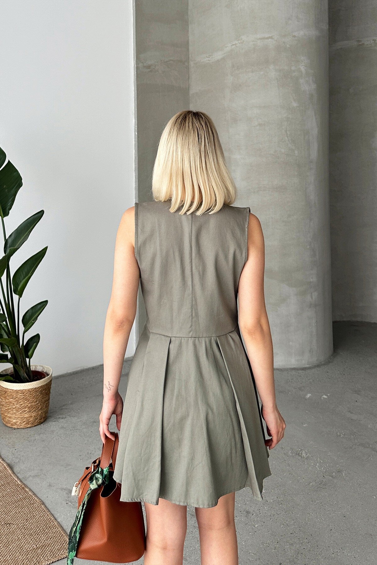 Haki Önü Fermuarlı Sıfır Kol Pileli Kısa Elbise