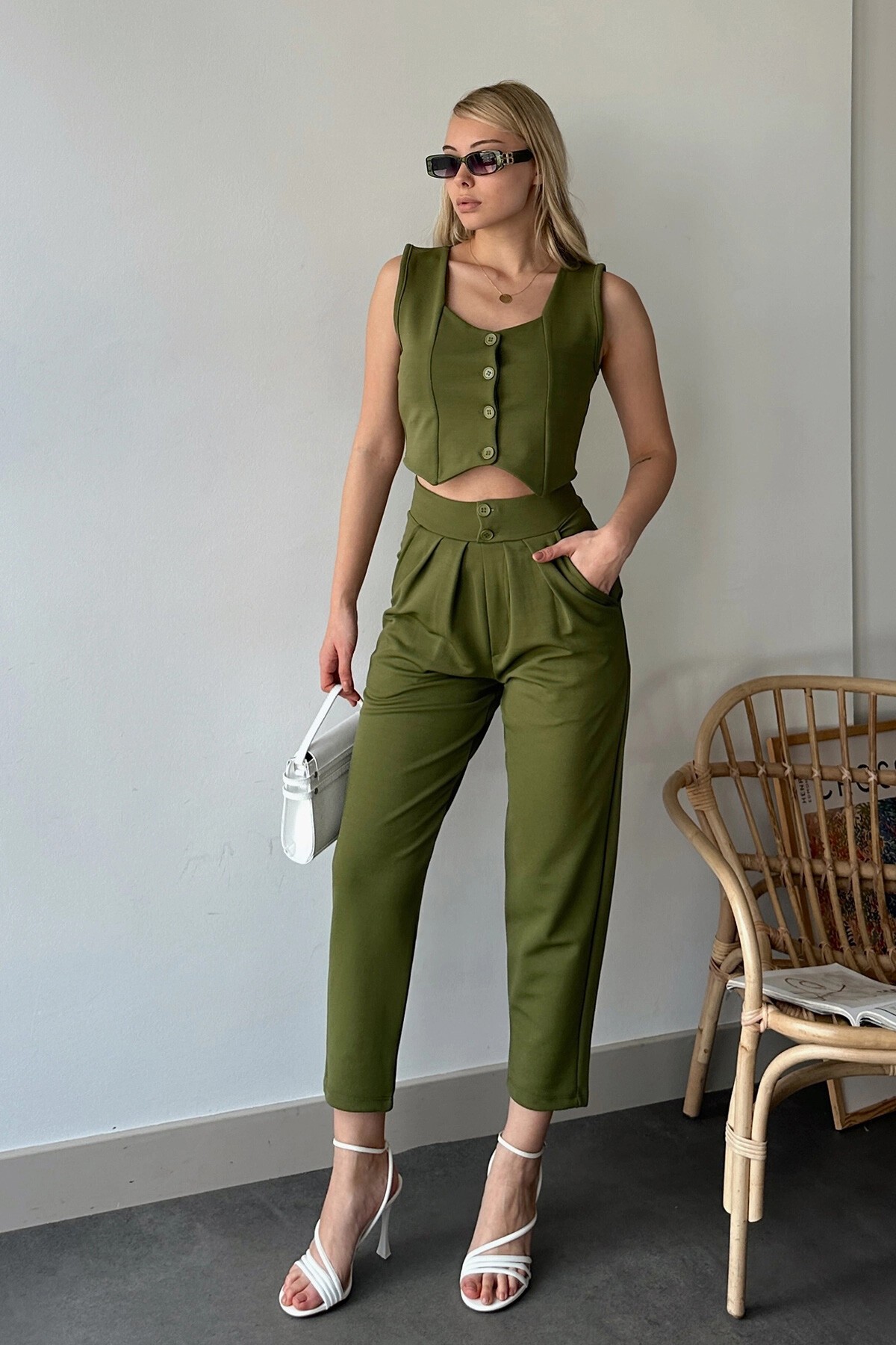 Haki Yüksek Bel Havuç Pantolon Ve Kalp Yaka Düğmeli Crop Yelek Alt Üst Takım