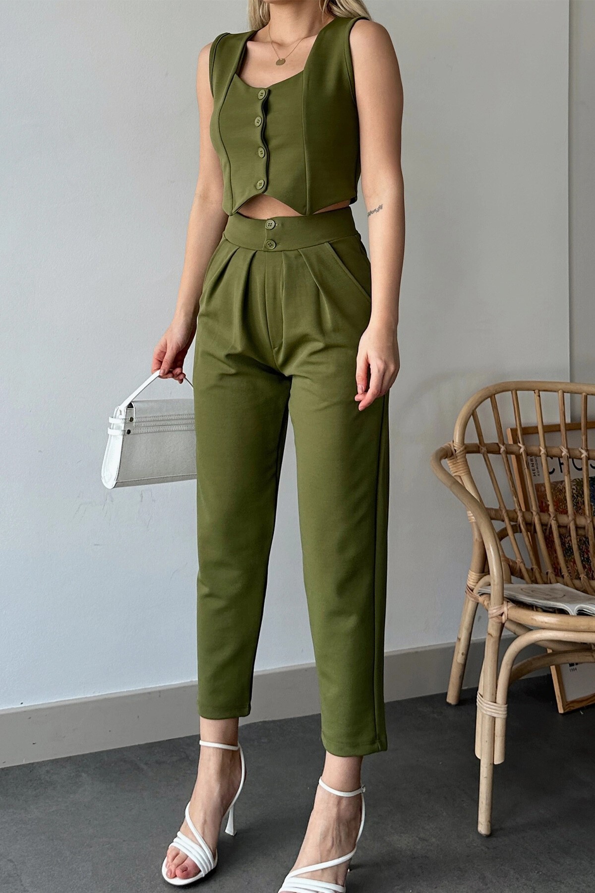 Haki Yüksek Bel Havuç Pantolon Ve Kalp Yaka Düğmeli Crop Yelek Alt Üst Takım