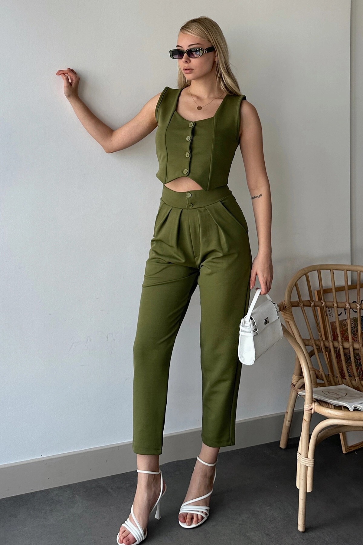 Haki Yüksek Bel Havuç Pantolon Ve Kalp Yaka Düğmeli Crop Yelek Alt Üst Takım