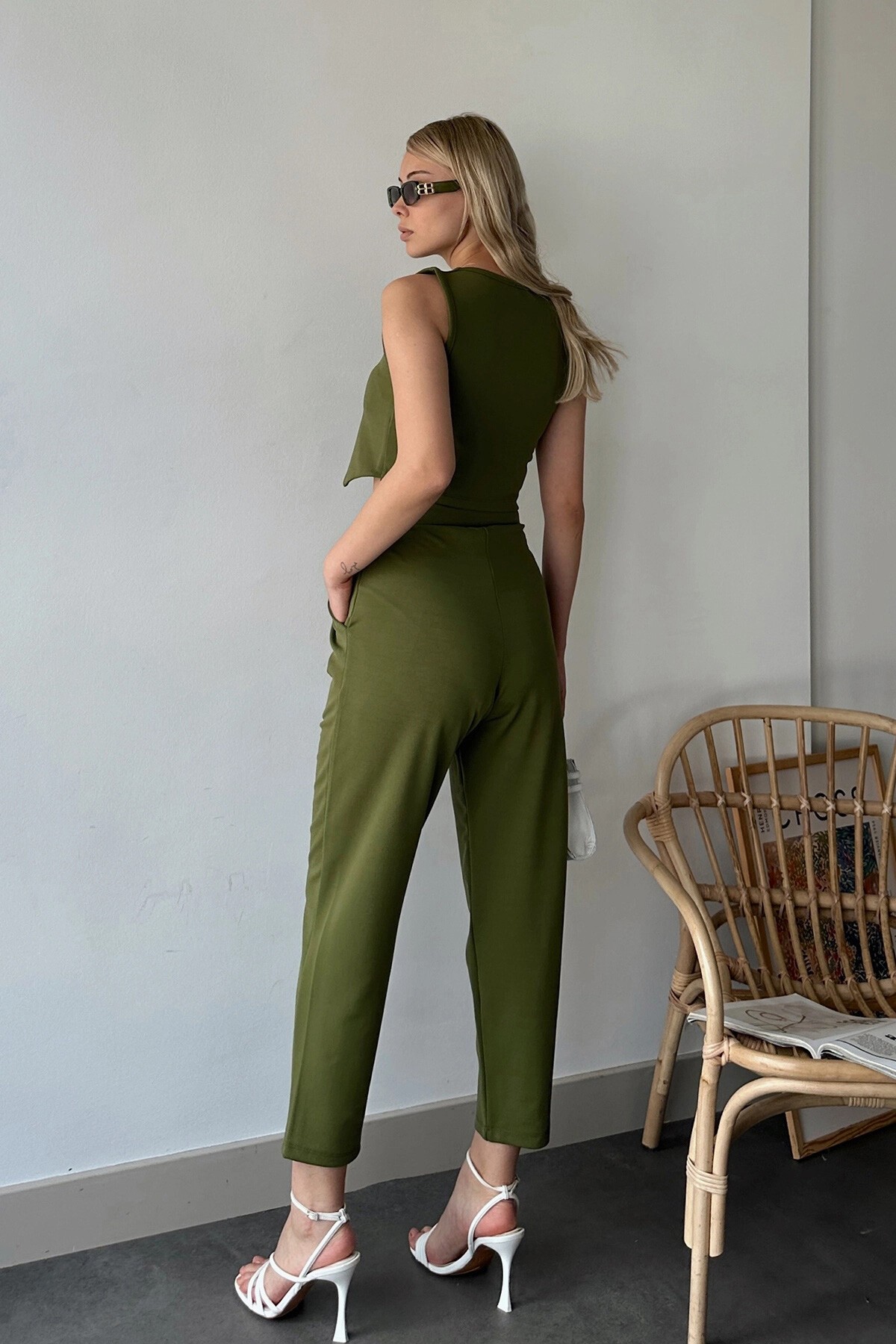 Haki Yüksek Bel Havuç Pantolon Ve Kalp Yaka Düğmeli Crop Yelek Alt Üst Takım