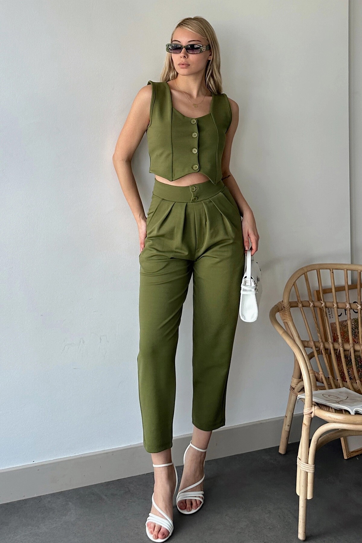 Haki Yüksek Bel Havuç Pantolon Ve Kalp Yaka Düğmeli Crop Yelek Alt Üst Takım