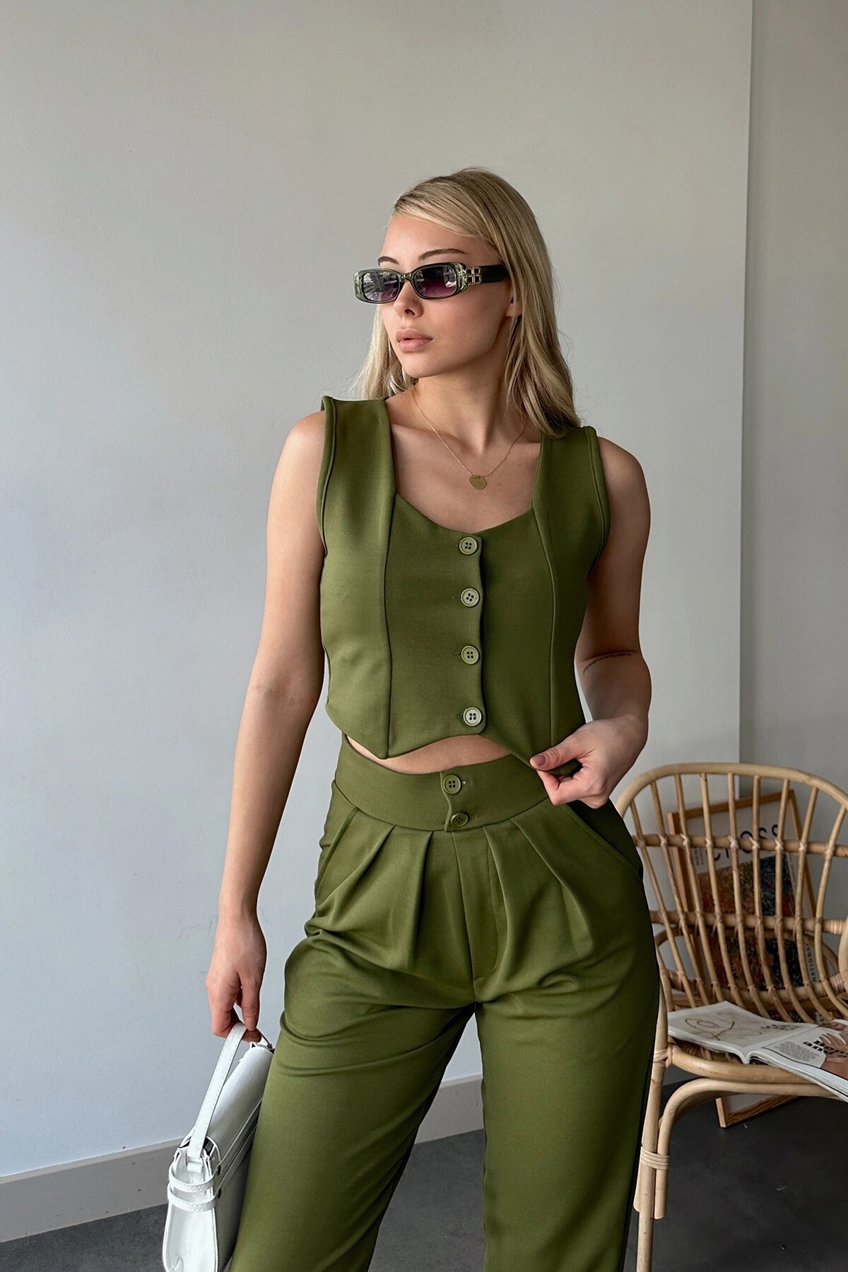 Haki Yüksek Bel Havuç Pantolon Ve Kalp Yaka Düğmeli Crop Yelek Alt Üst Takım