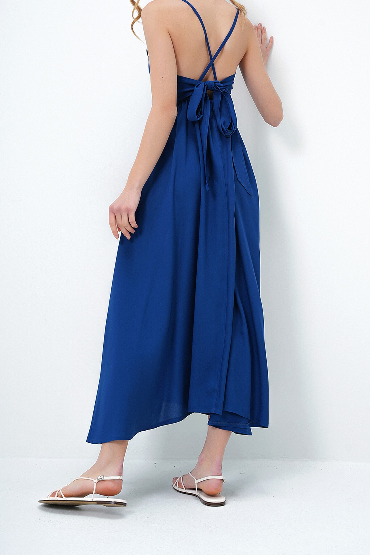 İndigo İp Askılı Sırtı Bağlama Detaylı Maxi Boy Yazlık Elbise