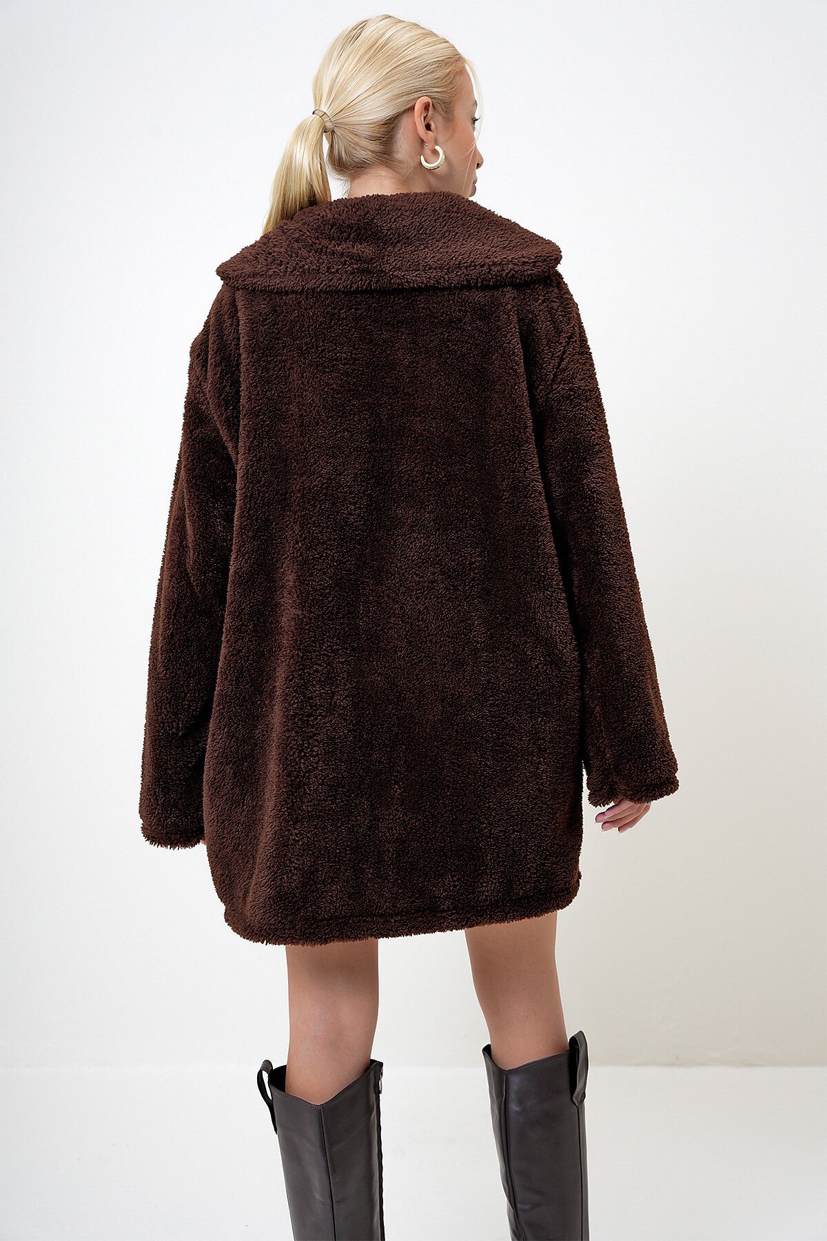 Kahve Çift Cepli Önü Düğmeli Oversize Peluş Ceket