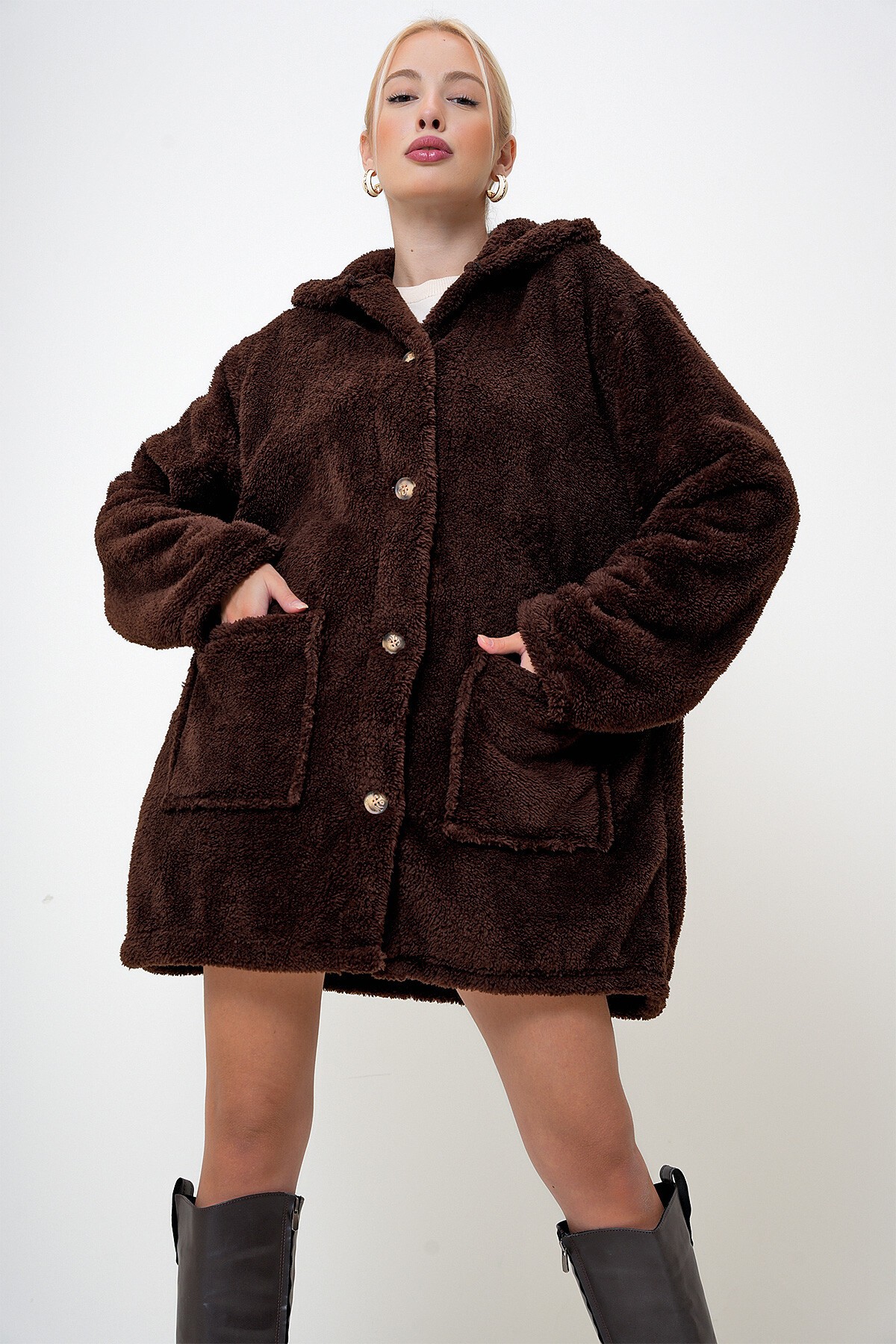 Kahve Çift Cepli Önü Düğmeli Oversize Peluş Ceket
