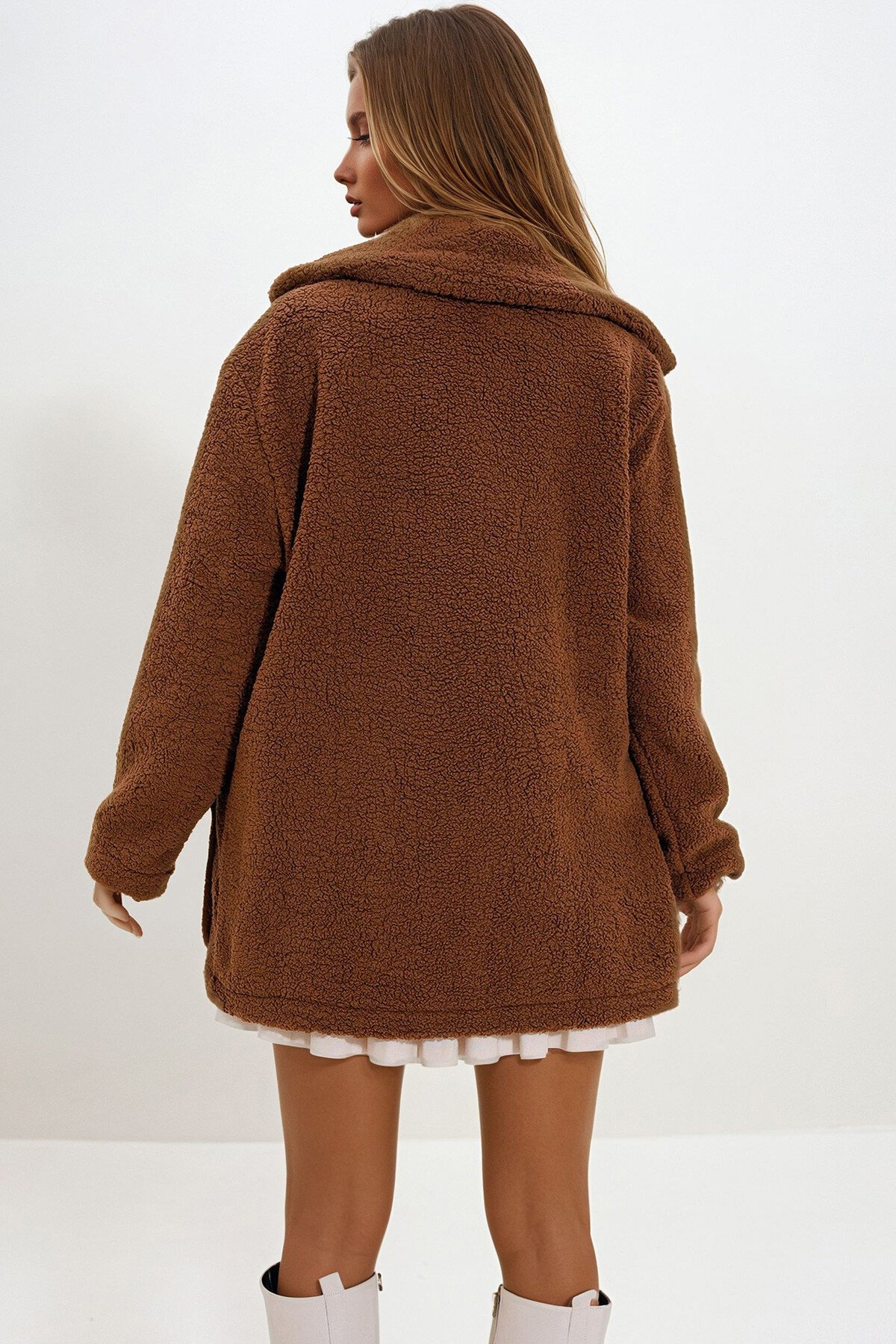 Kahve Çift Cepli Önü Düğmeli Şal Yaka Peluş Ceket