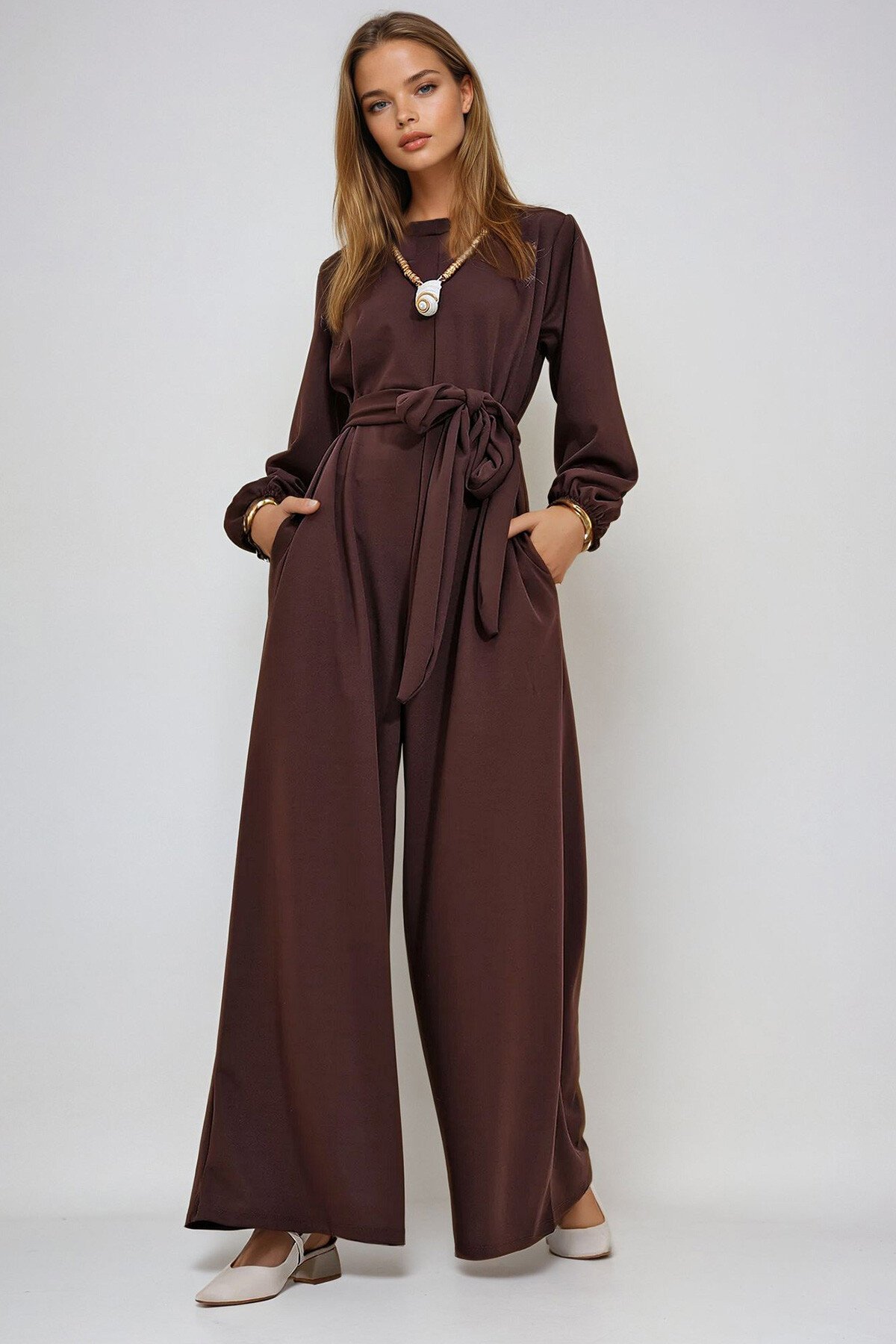 Kahve Dik Yaka Sırtı Fermuarlı Prenses Kol Beli Kuşaklı Tulum