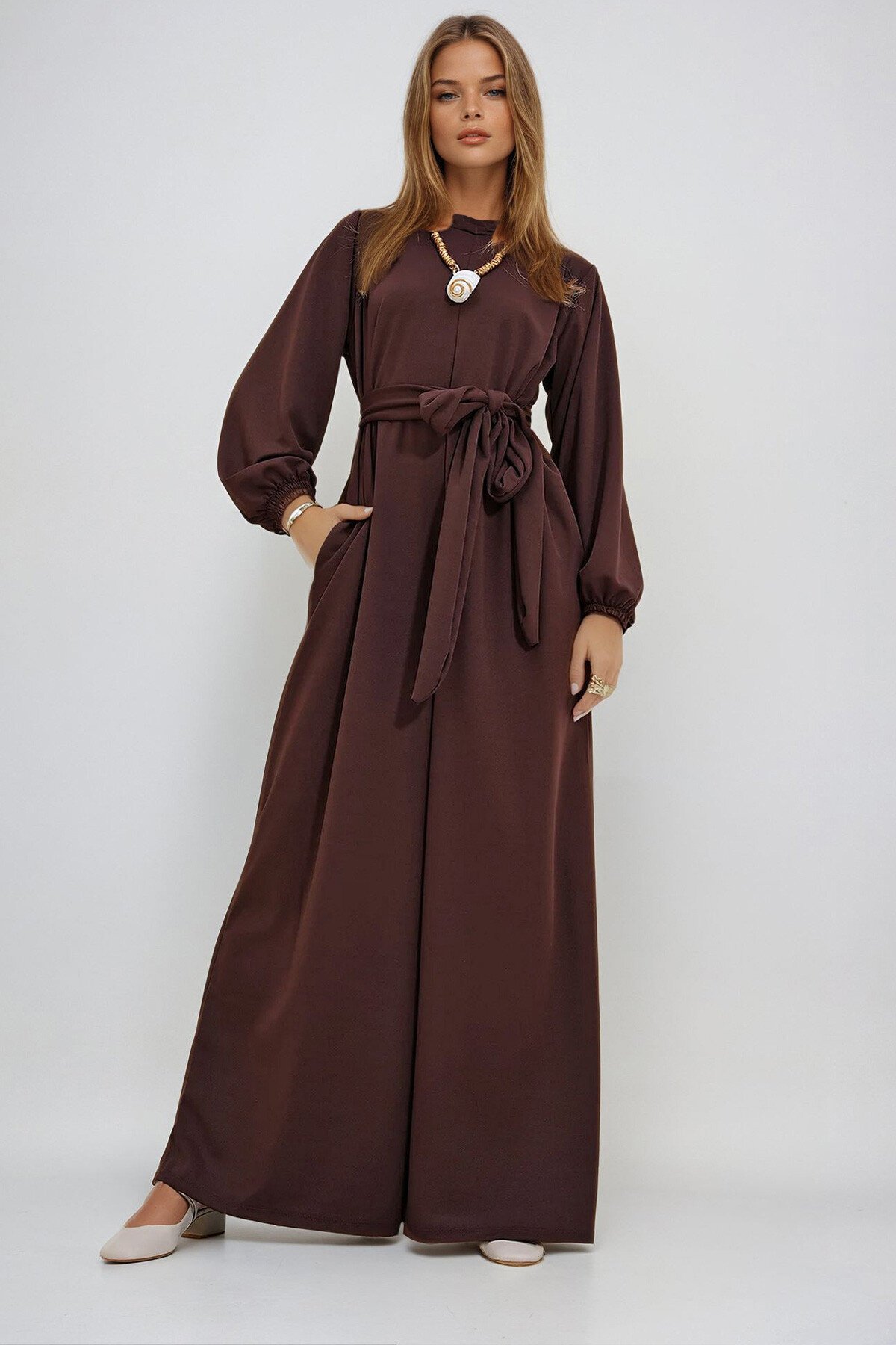 Kahve Dik Yaka Sırtı Fermuarlı Prenses Kol Beli Kuşaklı Tulum