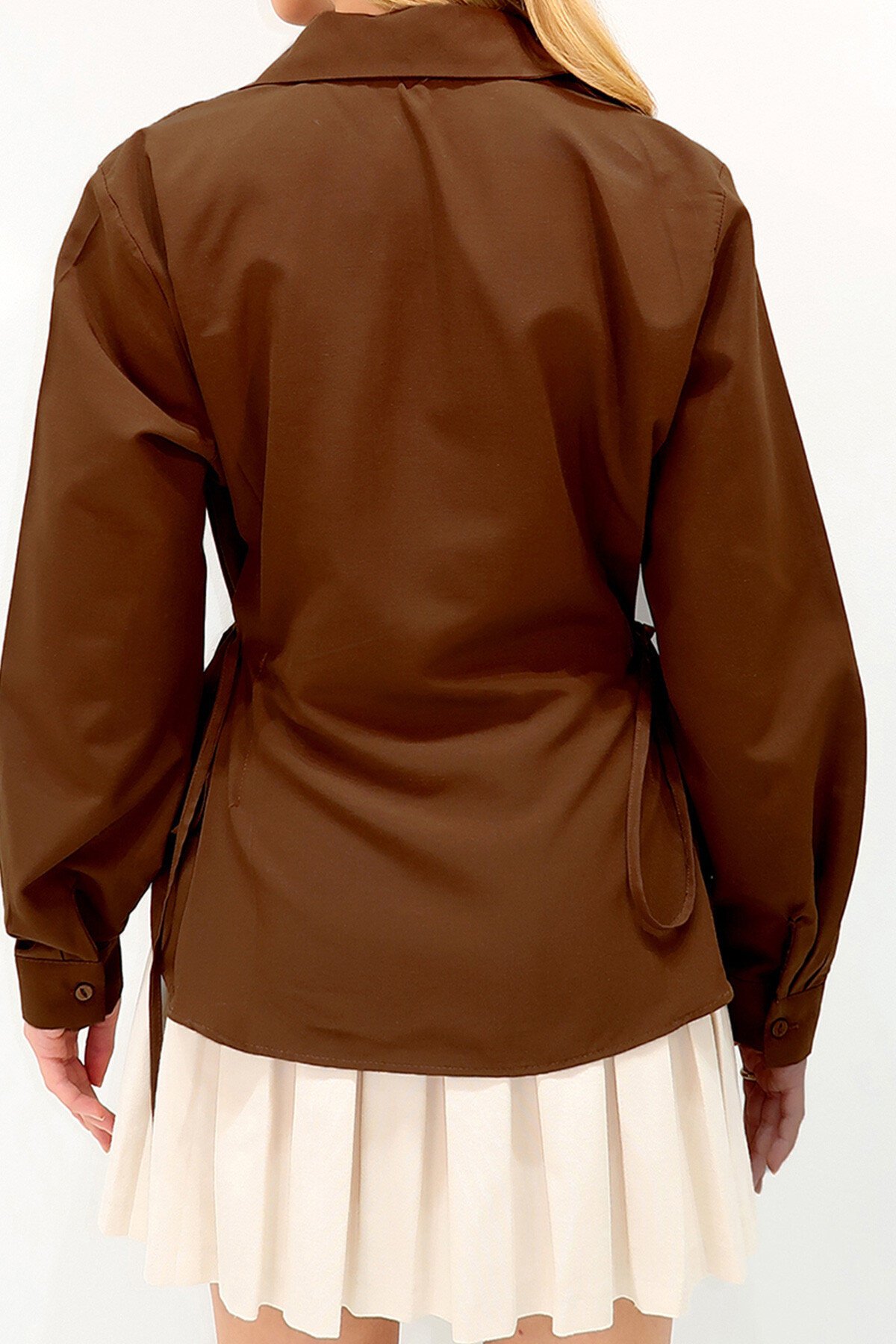 Kahve Yanlardan Bağlama Detaylı Poplin Gömlek