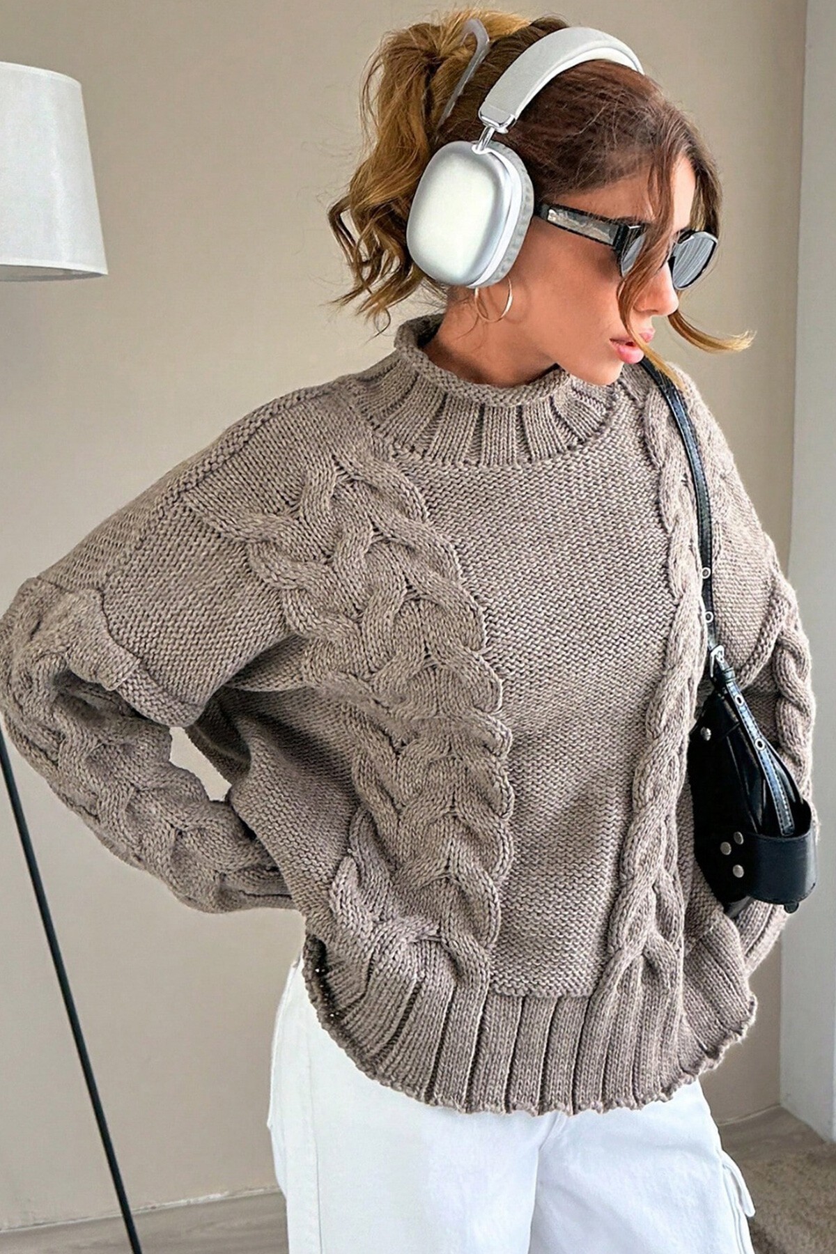 Kahverengi Boğazlı Örgülü Triko Kazak