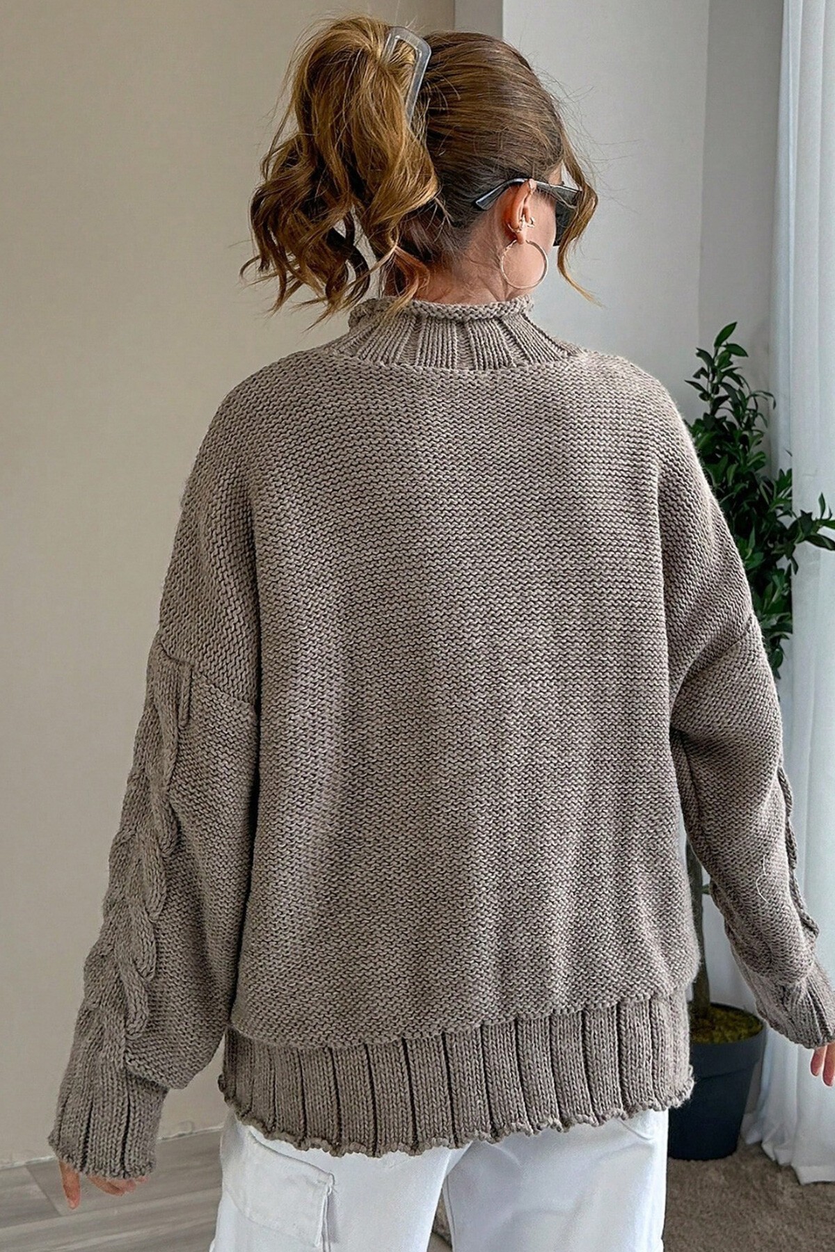 Kahverengi Boğazlı Örgülü Triko Kazak