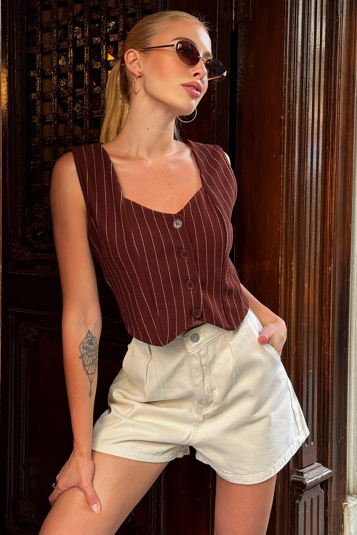 Kahverengi Kalp Yaka Düğmeli Çizgili Crop Yelek