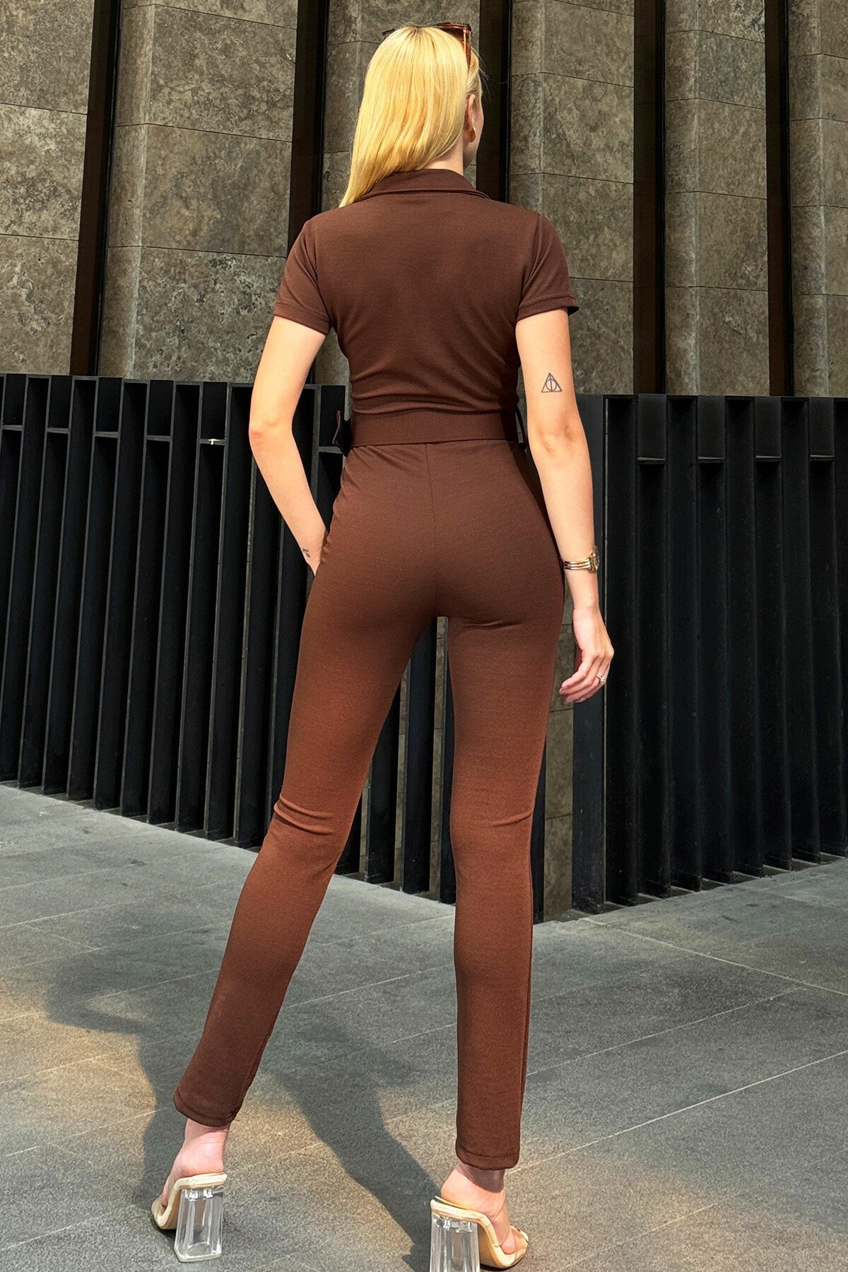 Kahverengi Kruvaze Yaka Kaplama Kemerli Tulum