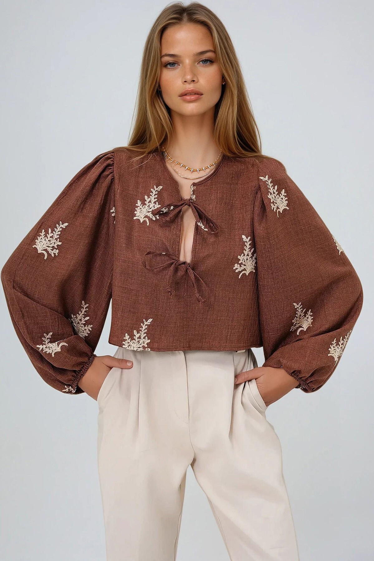 Kahverengi Nakış İşlemeli Balon Kol Bağcıklı Crop Dokuma Bluz