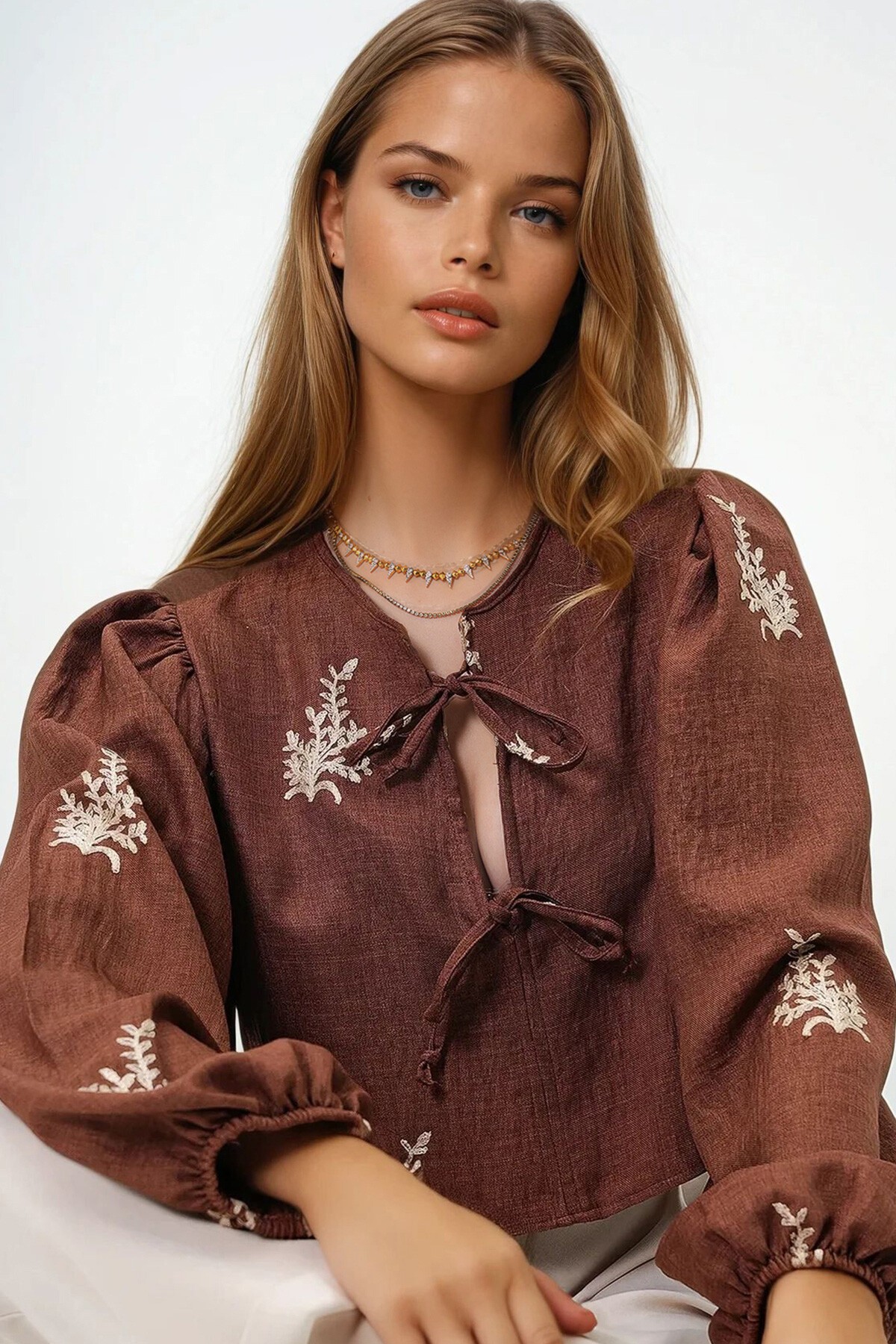 Kahverengi Nakış İşlemeli Balon Kol Bağcıklı Crop Dokuma Bluz