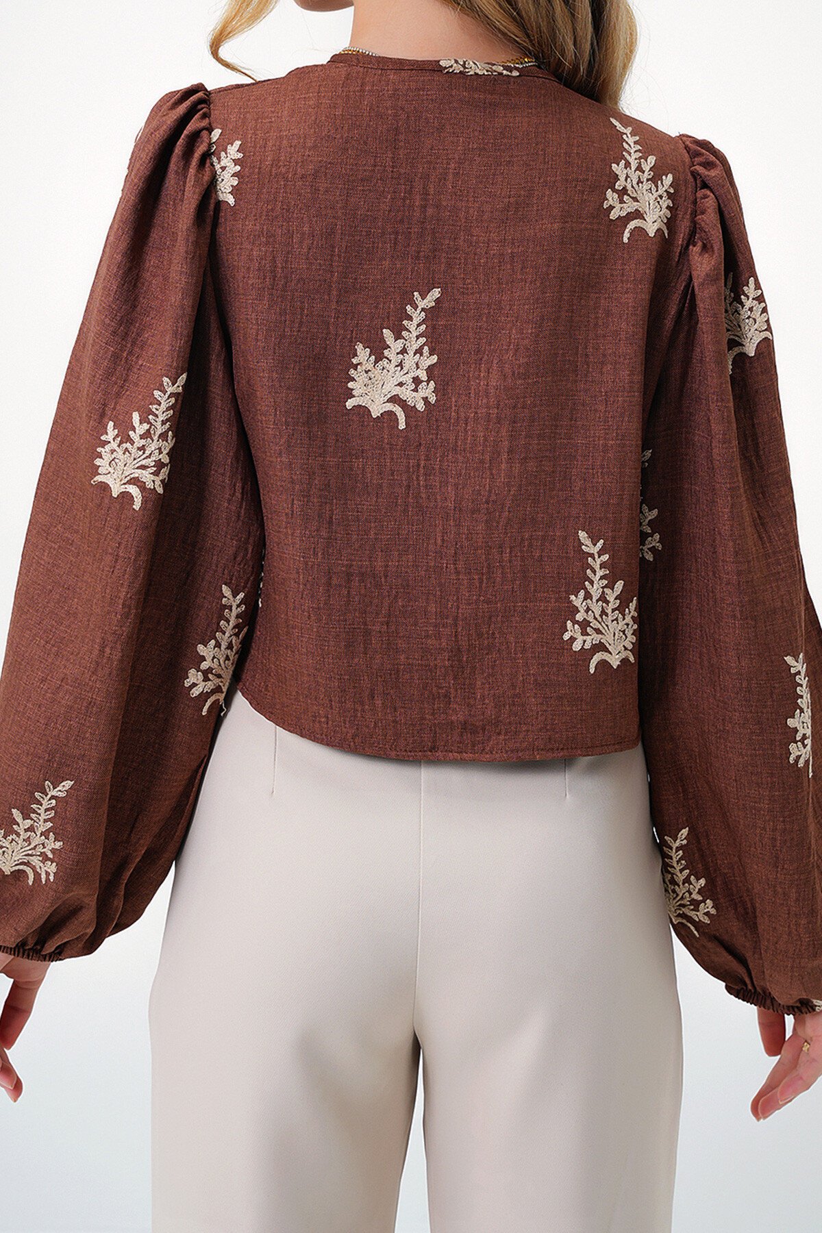 Kahverengi Nakış İşlemeli Balon Kol Bağcıklı Crop Dokuma Bluz