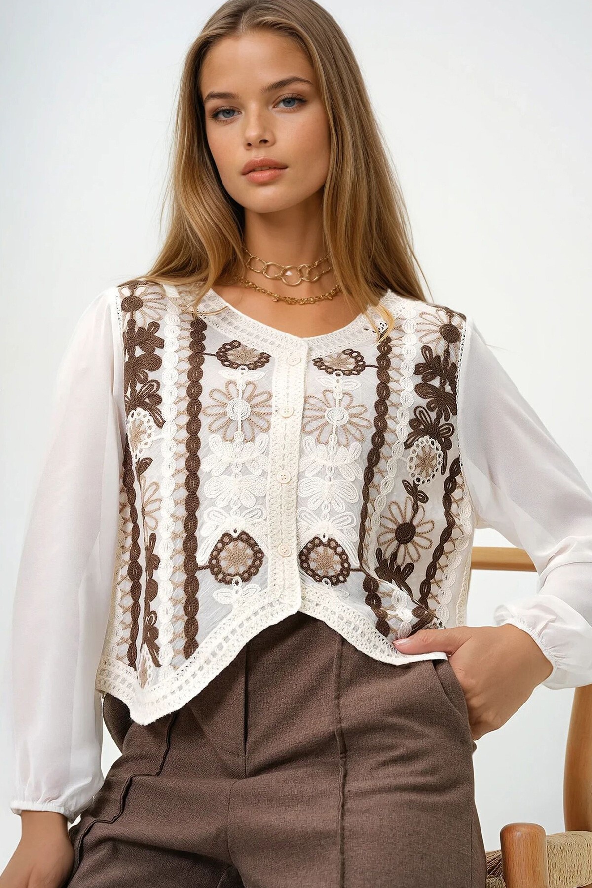 Kahverengi V Yaka Nakışlı Kolları Şifon Düğmeli Crop Bluz