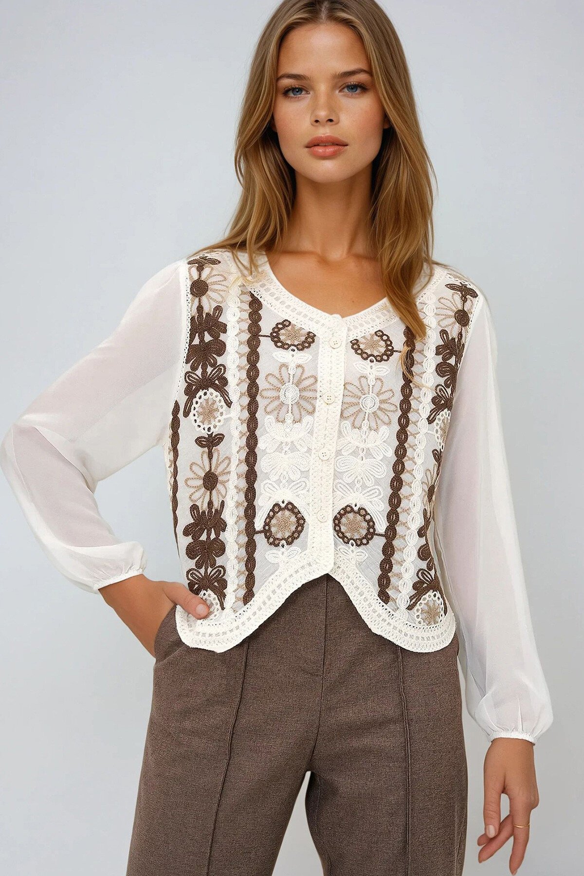 Kahverengi V Yaka Nakışlı Kolları Şifon Düğmeli Crop Bluz