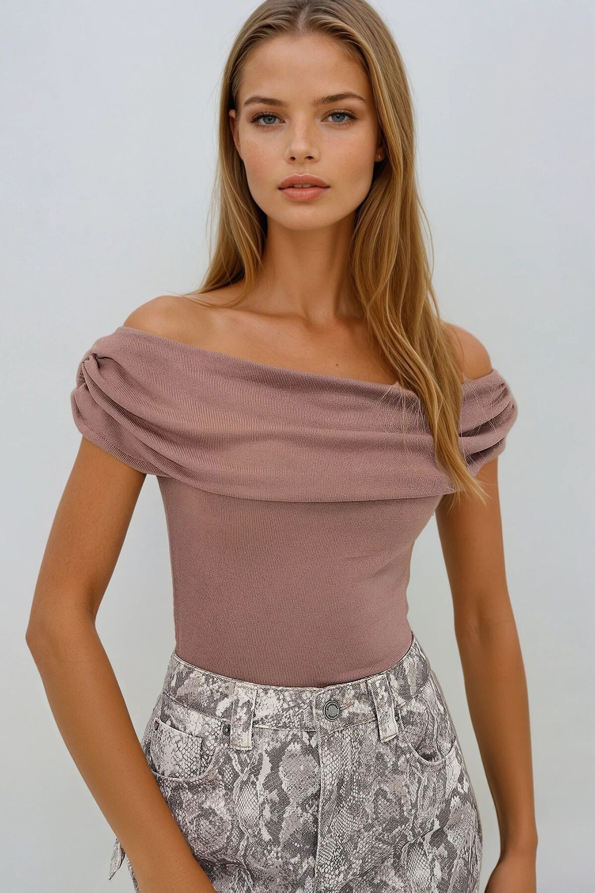 Kahverengi Yumuşak Dokulu Madonna Yaka Aksesuar Detaylı Yazlık Bluz