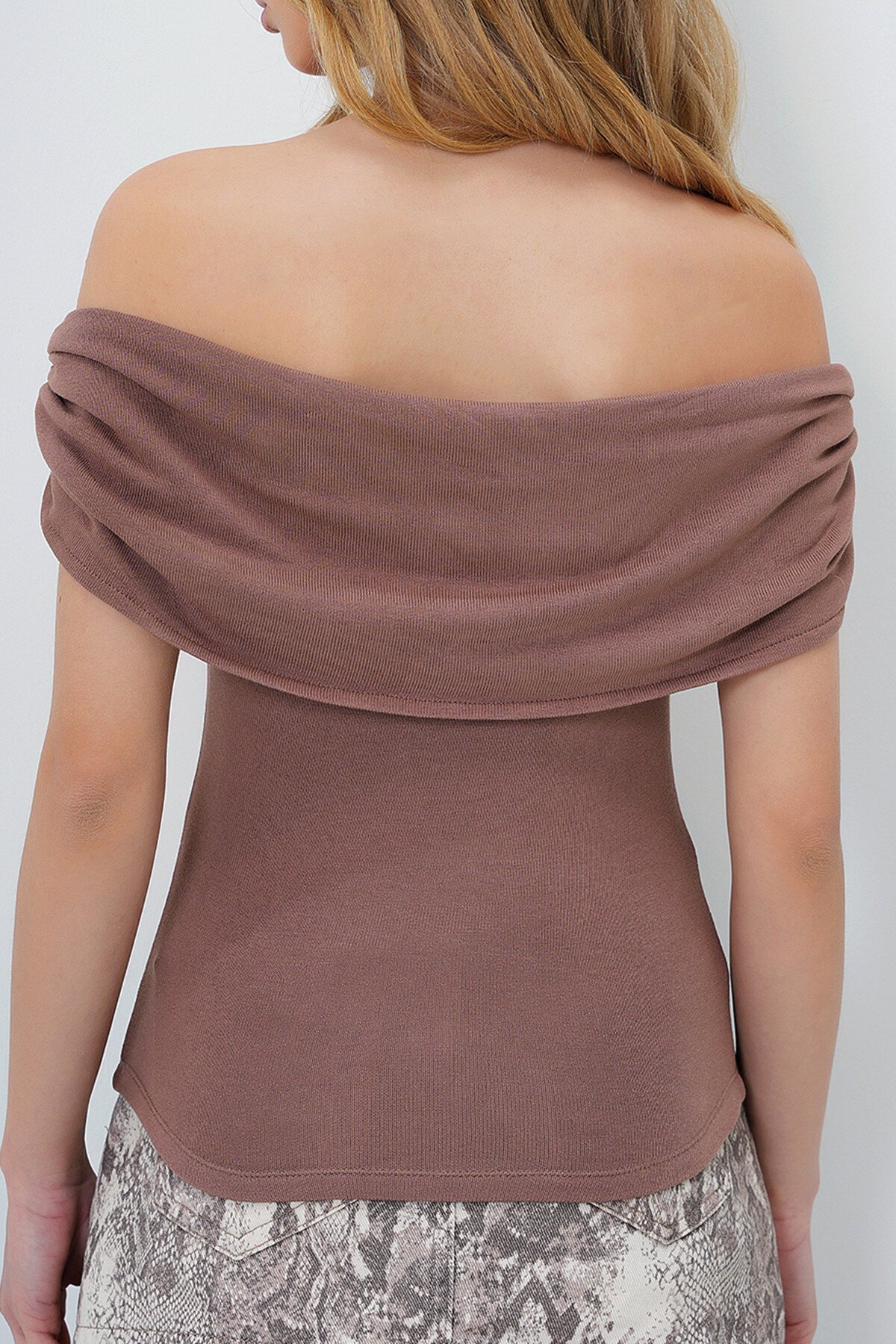 Kahverengi Yumuşak Dokulu Madonna Yaka Aksesuar Detaylı Yazlık Bluz