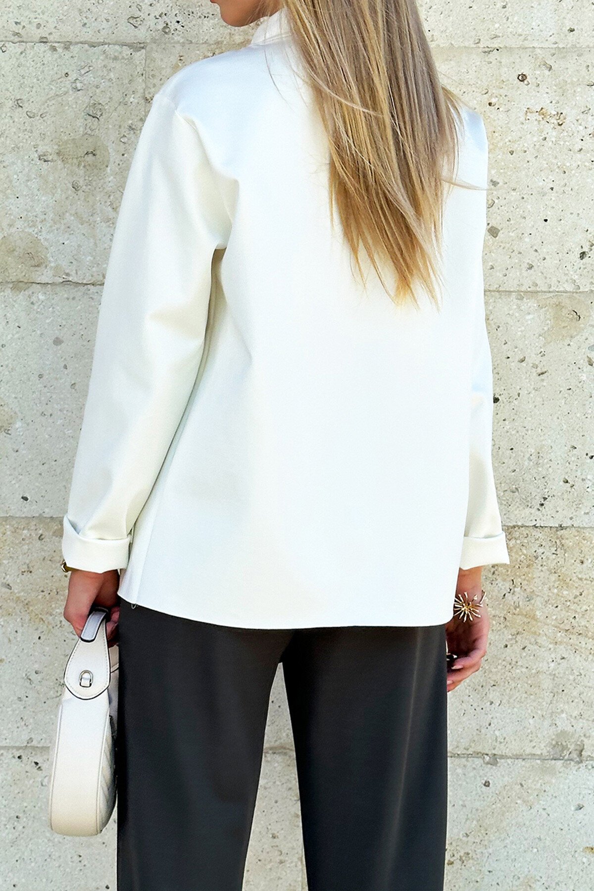 Kırık Beyaz Hakim Yaka Çift Cepli Dalgıç Kumaş Mevsimlik Ceket