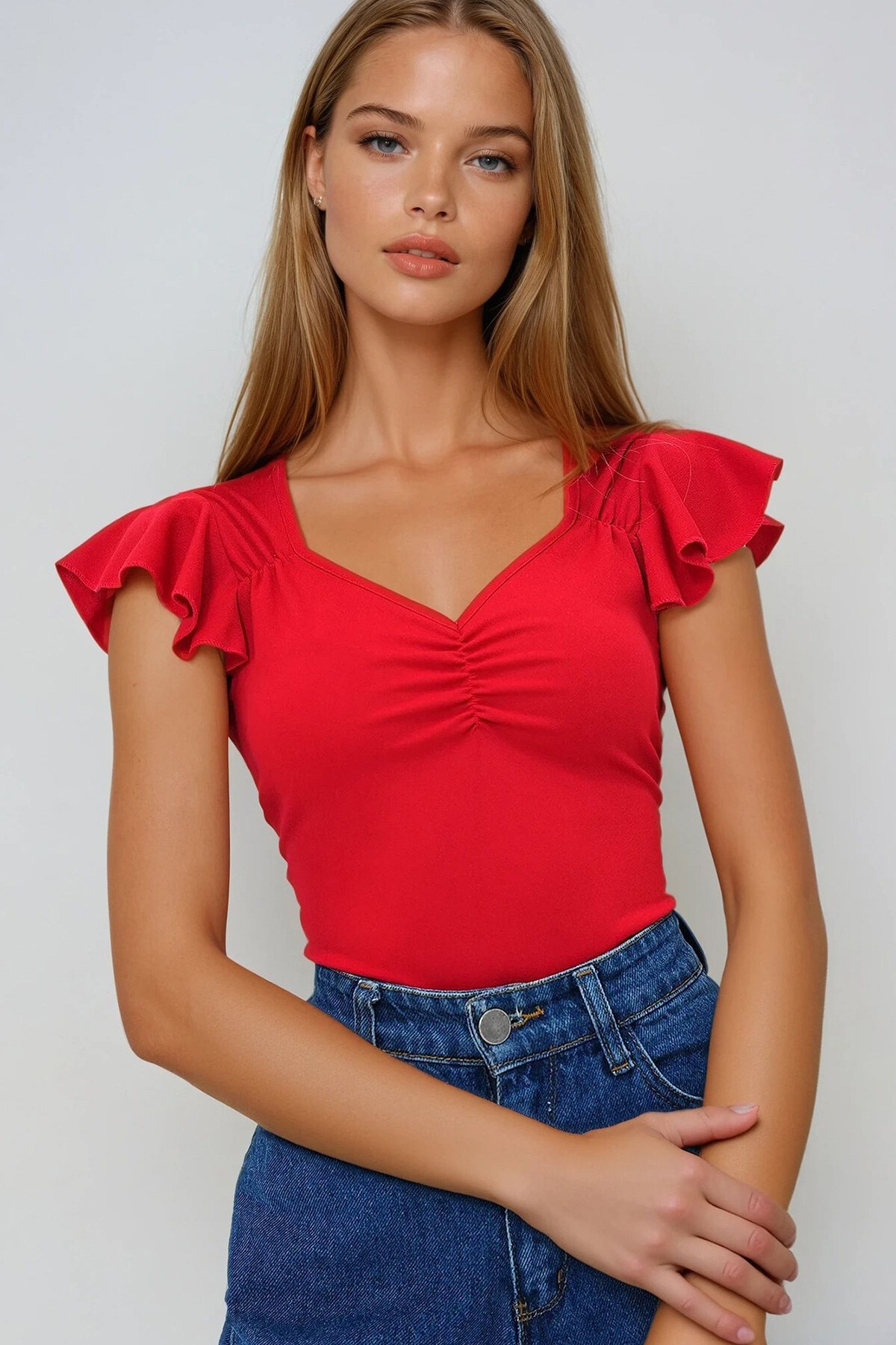 Kırmızı Kalp Yaka Omuzları Fırfırlı Büzgü Detaylı Örme Krep Bluz