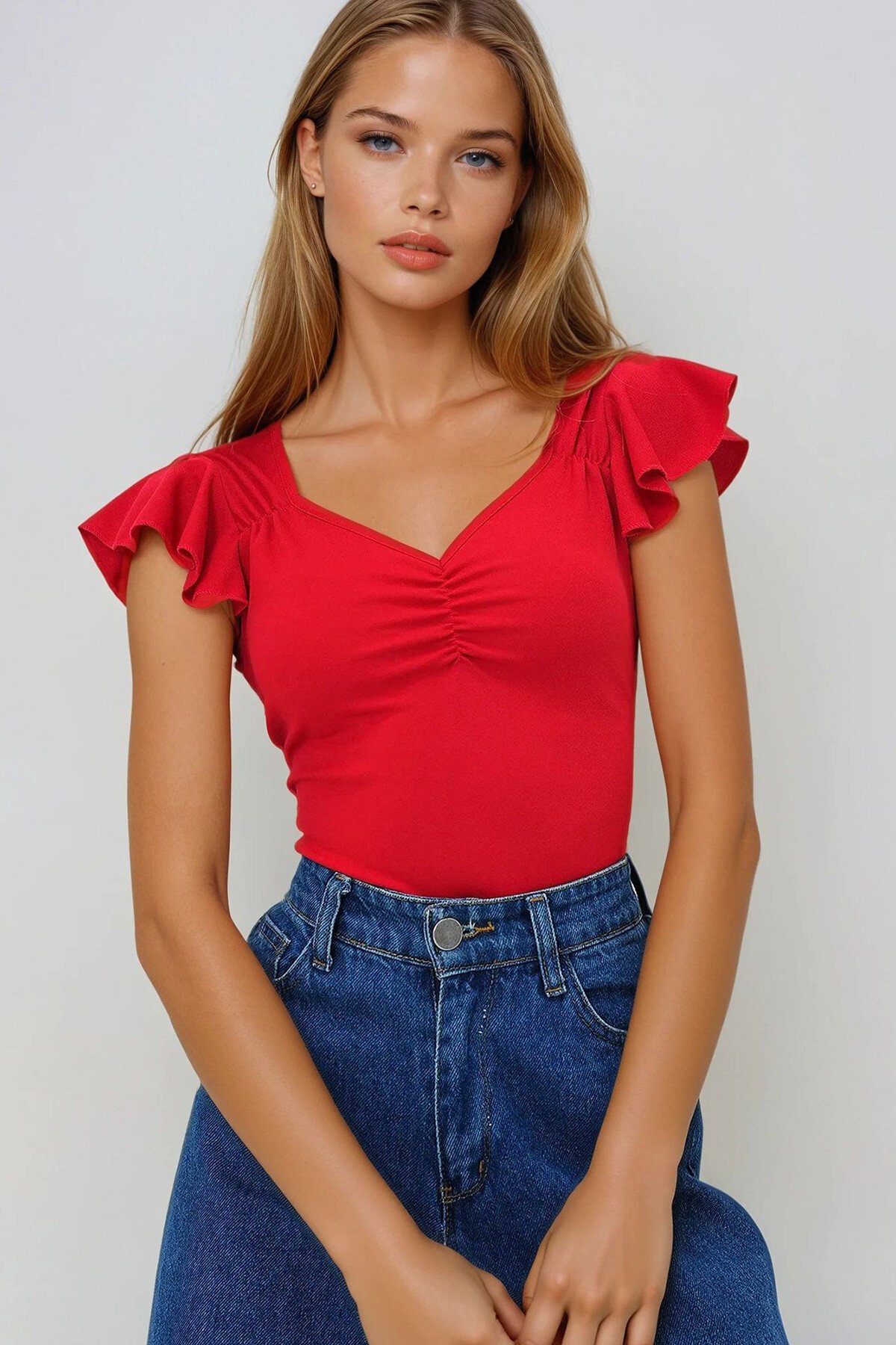 Kırmızı Kalp Yaka Omuzları Fırfırlı Büzgü Detaylı Örme Krep Bluz