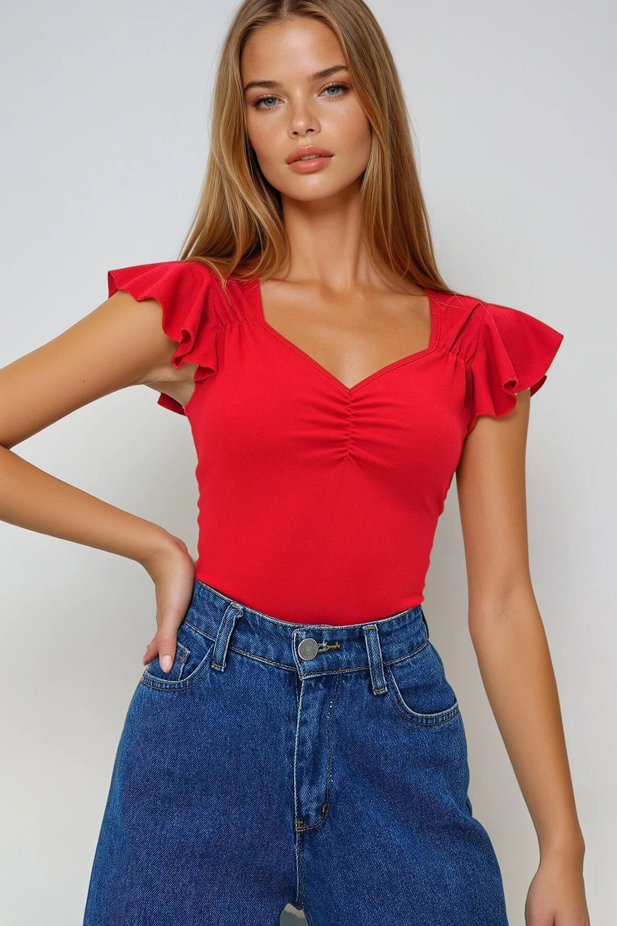 Kırmızı Kalp Yaka Omuzları Fırfırlı Büzgü Detaylı Örme Krep Bluz