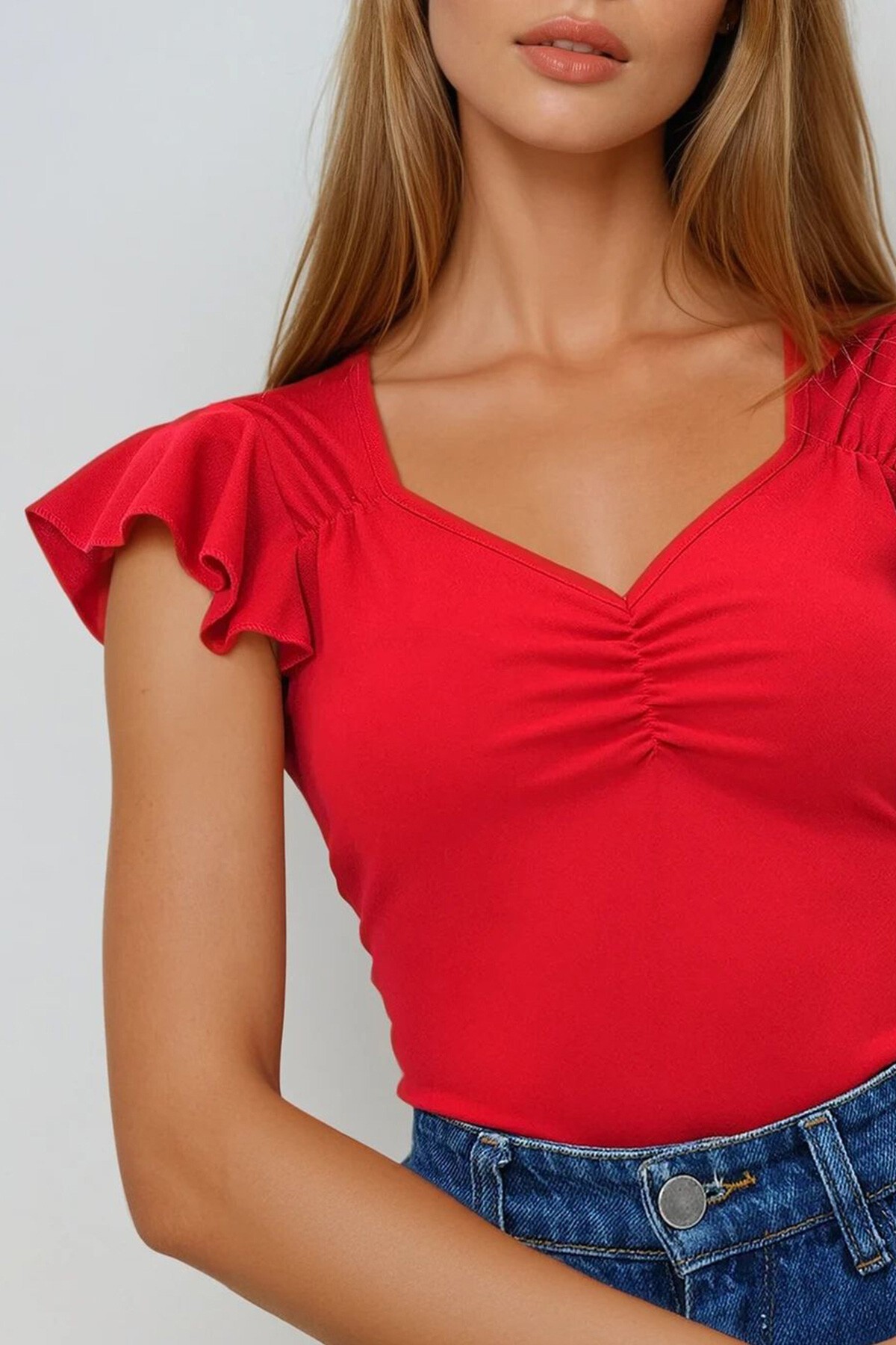 Kırmızı Kalp Yaka Omuzları Fırfırlı Büzgü Detaylı Örme Krep Bluz