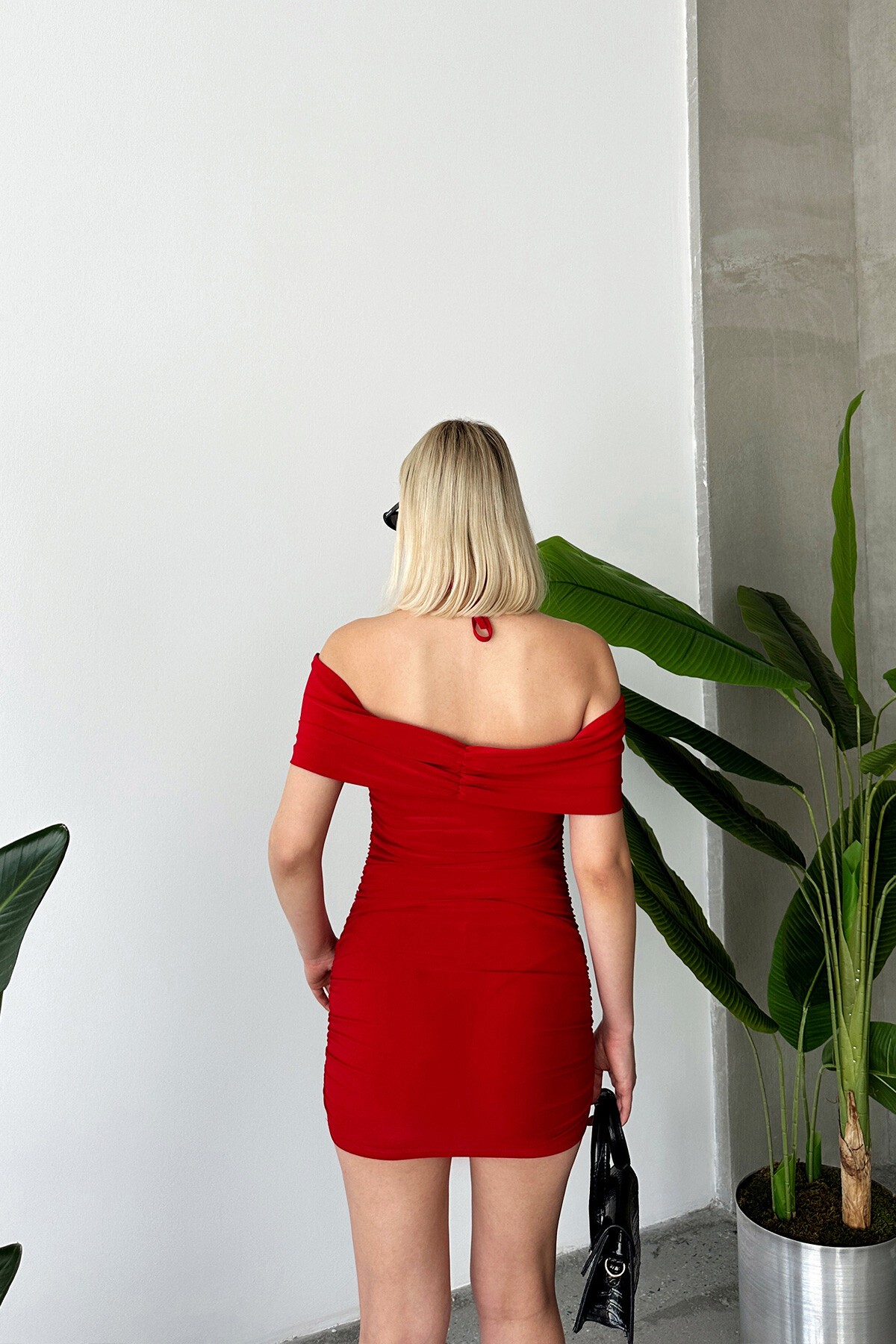 Kırmızı Madonna Yaka Boyundan Bağlamalı Drapeli Broş Detaylı Elbise