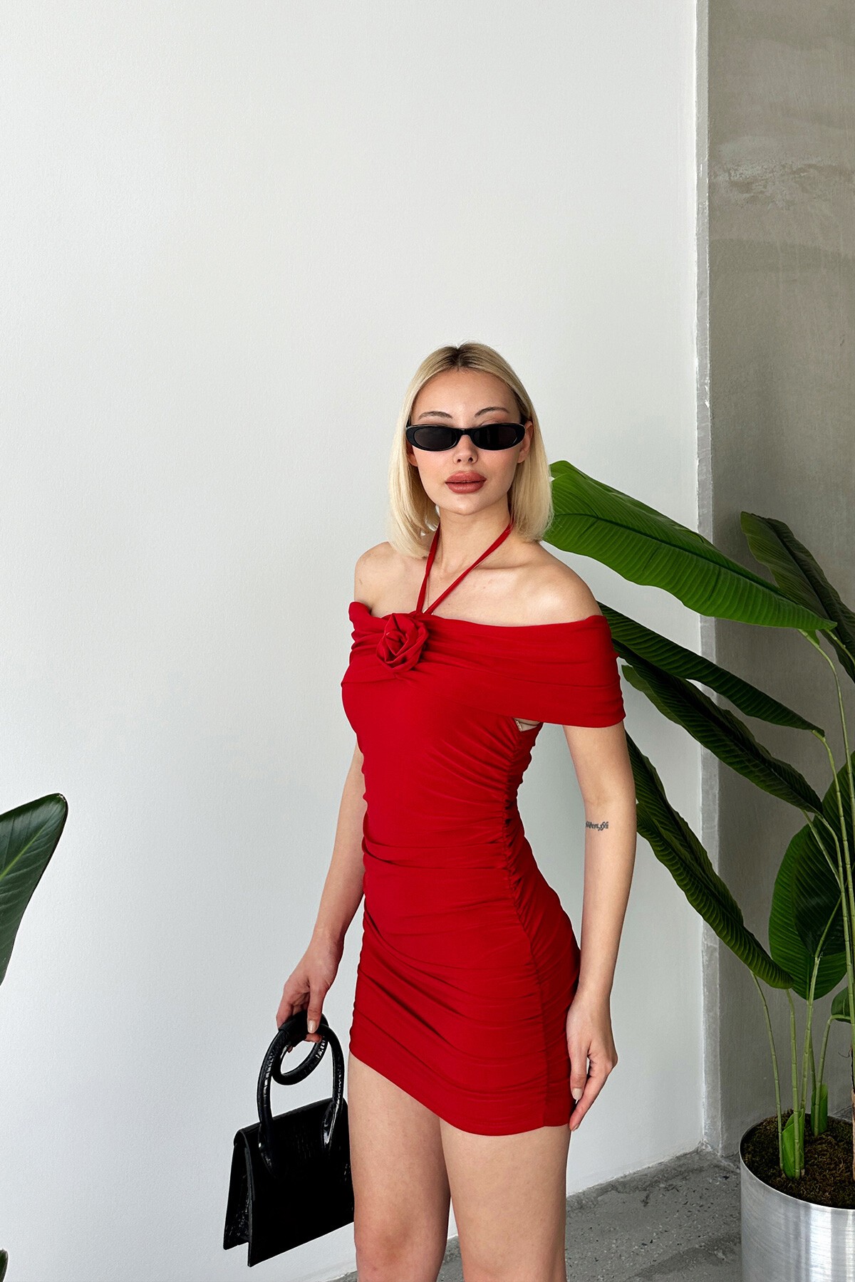 Kırmızı Madonna Yaka Boyundan Bağlamalı Drapeli Broş Detaylı Elbise