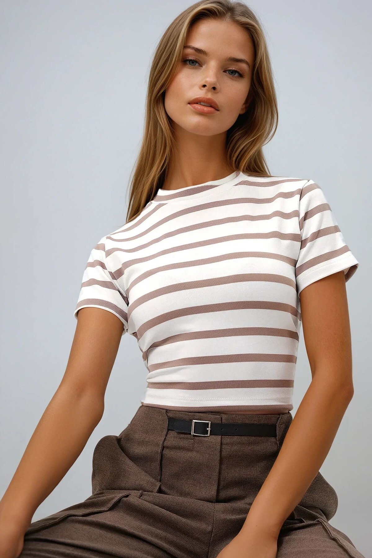 Koyu Bej Bisiklet Yaka Yarım Kol Çizgili Crop Bluz