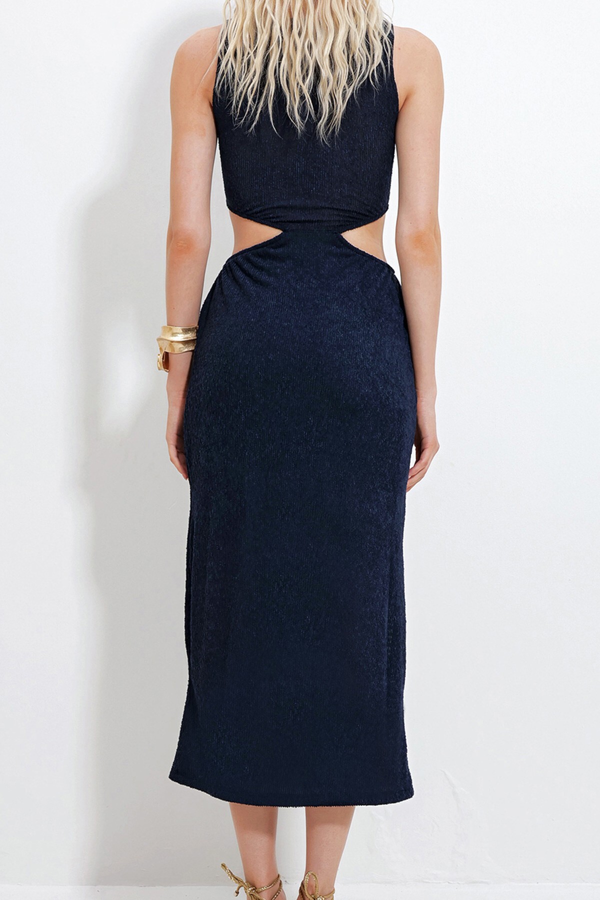 Koyu Lacivert Outcut Kesim Kendinden Dokulu Midi Boy Elbise