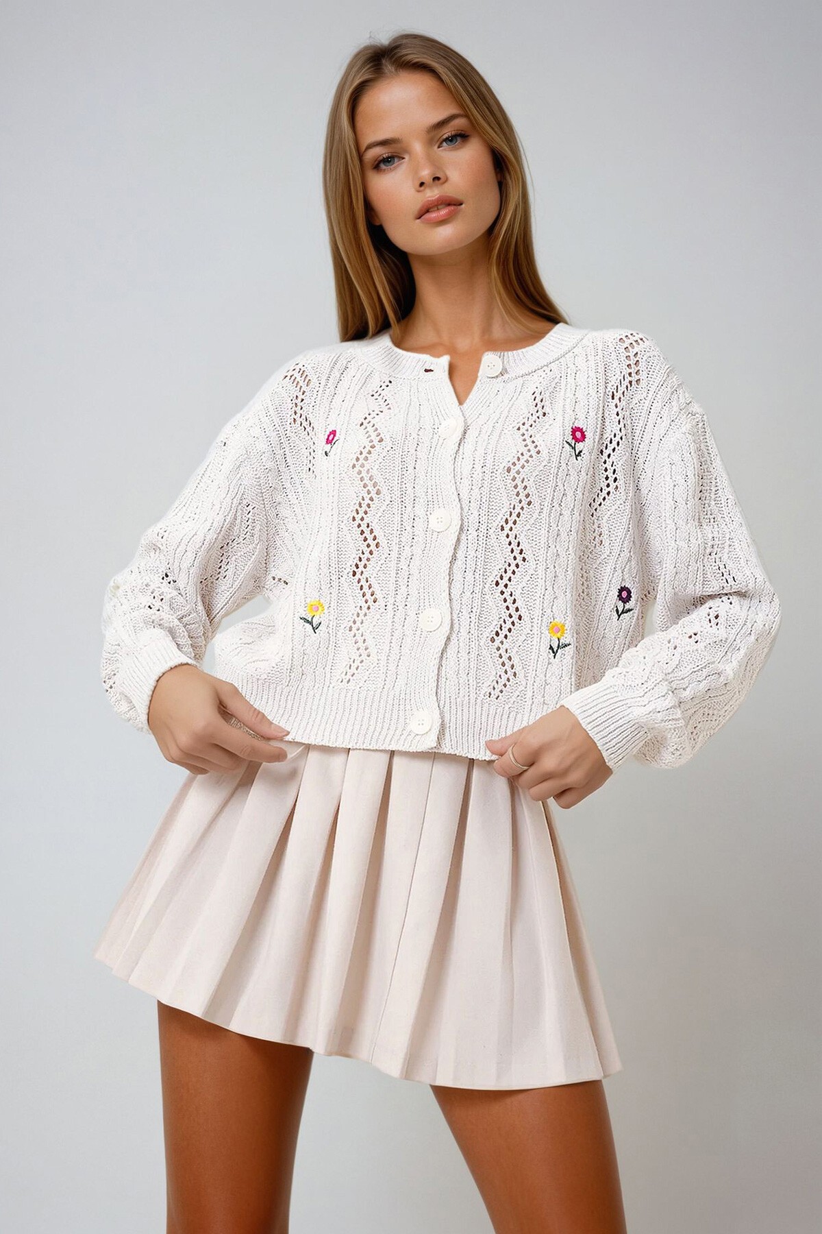Krem Bisiklet Yaka Çiçek Nakışlı Örme Hırka