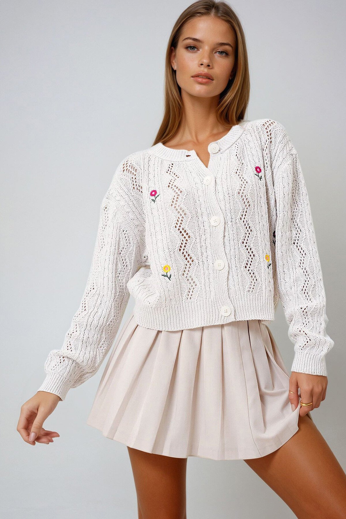 Krem Bisiklet Yaka Çiçek Nakışlı Örme Hırka