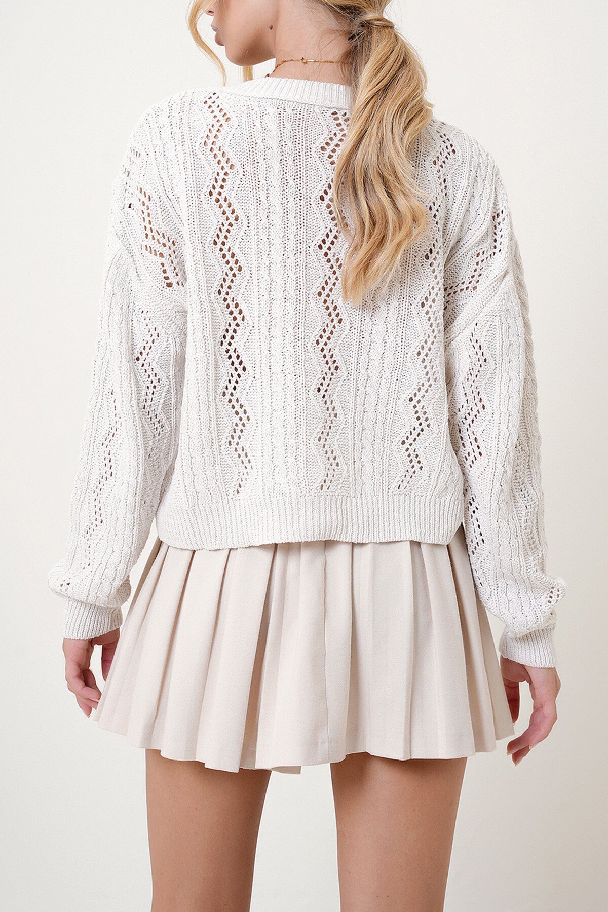 Krem Bisiklet Yaka Çiçek Nakışlı Örme Hırka