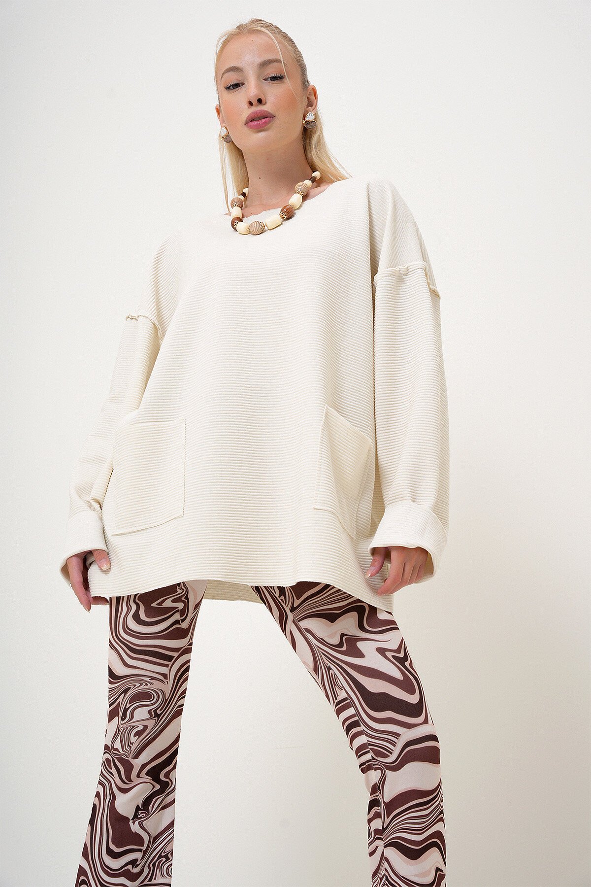 Krem Bisiklet Yaka Çift Cepli Fitilli Oversize Sweatshirt