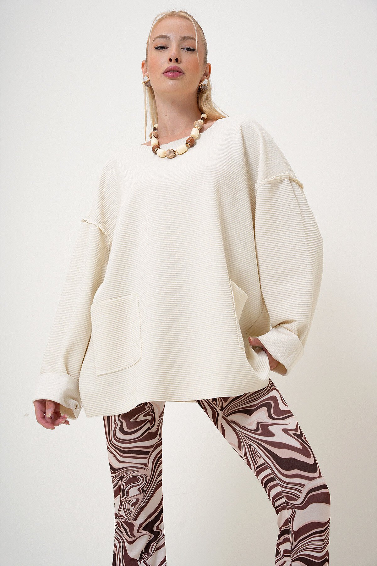 Krem Bisiklet Yaka Çift Cepli Fitilli Oversize Sweatshirt