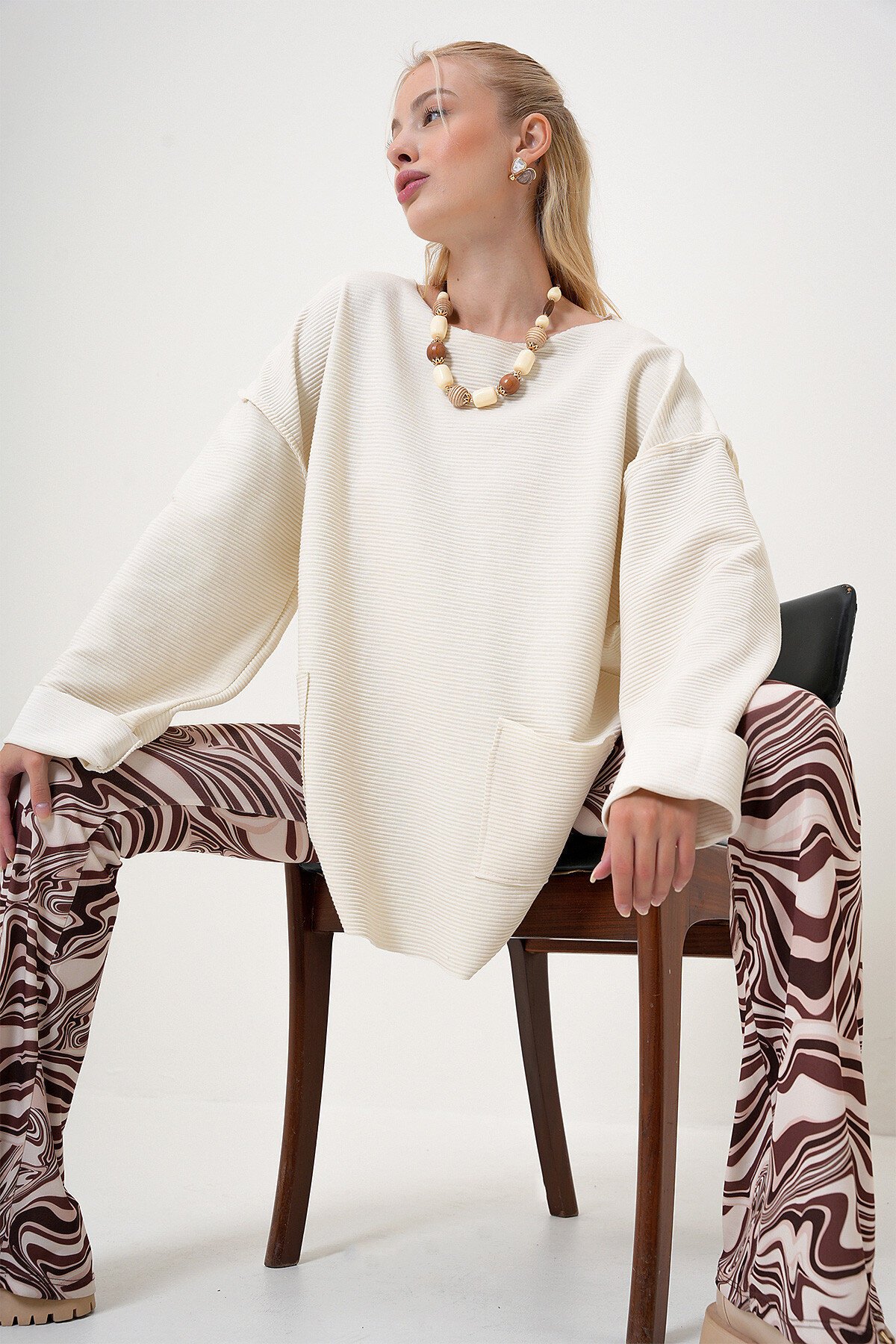 Krem Bisiklet Yaka Çift Cepli Fitilli Oversize Sweatshirt