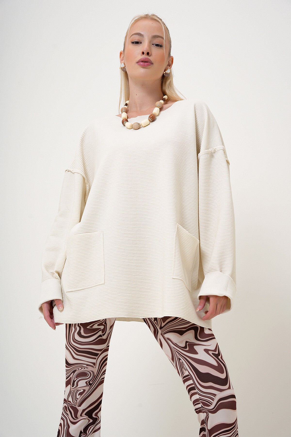 Krem Bisiklet Yaka Çift Cepli Fitilli Oversize Sweatshirt