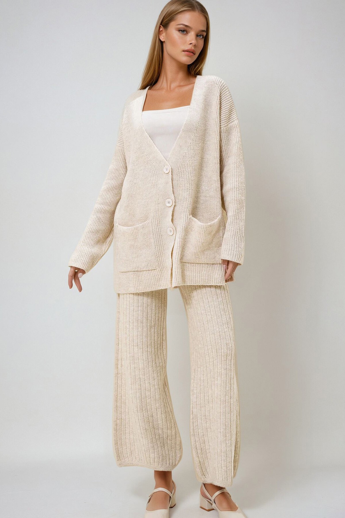 Krem V Yaka Çift Cepli Düğmeli Triko Hırka Ve Pantolon Takım