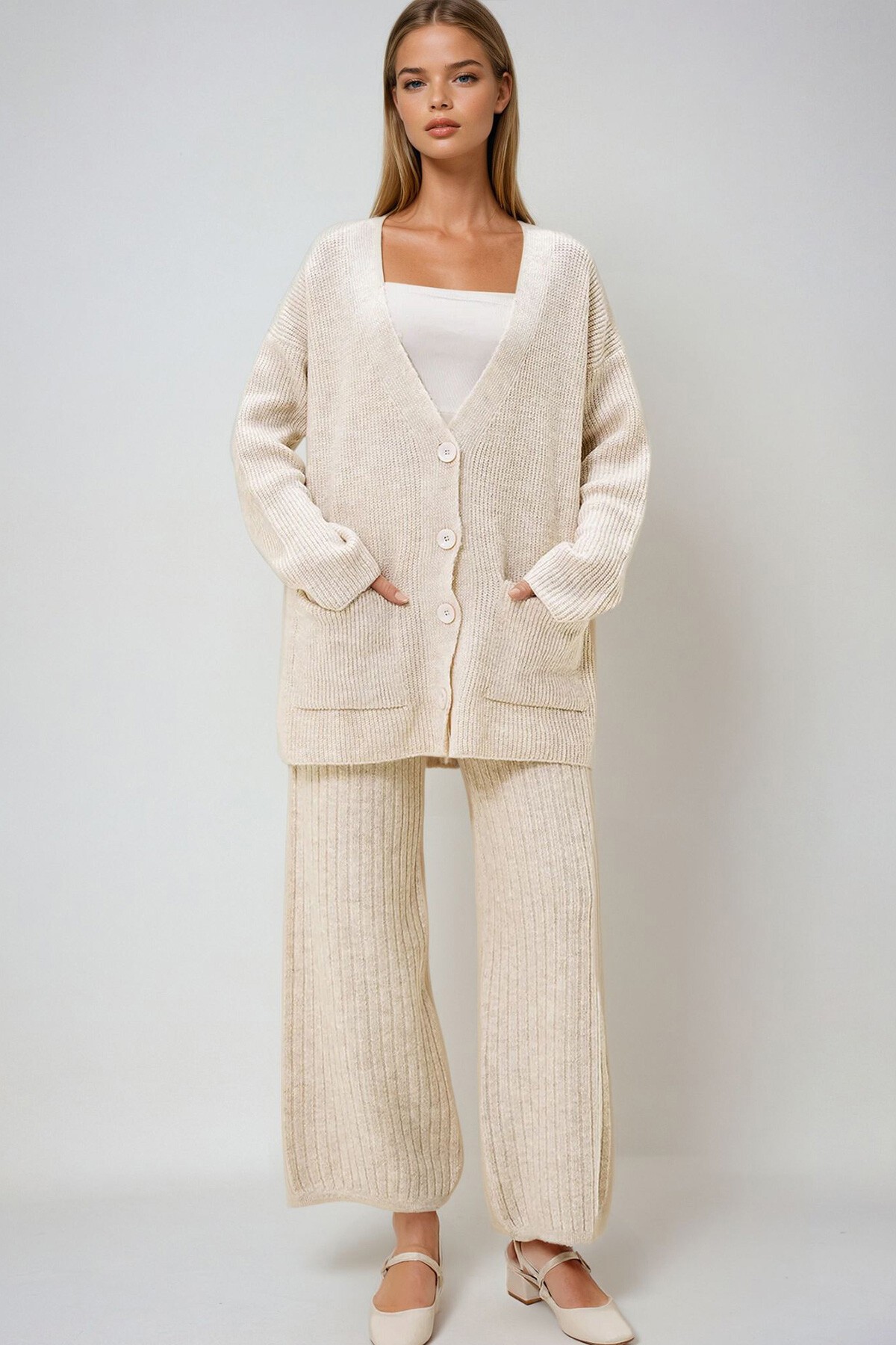 Krem V Yaka Çift Cepli Düğmeli Triko Hırka Ve Pantolon Takım