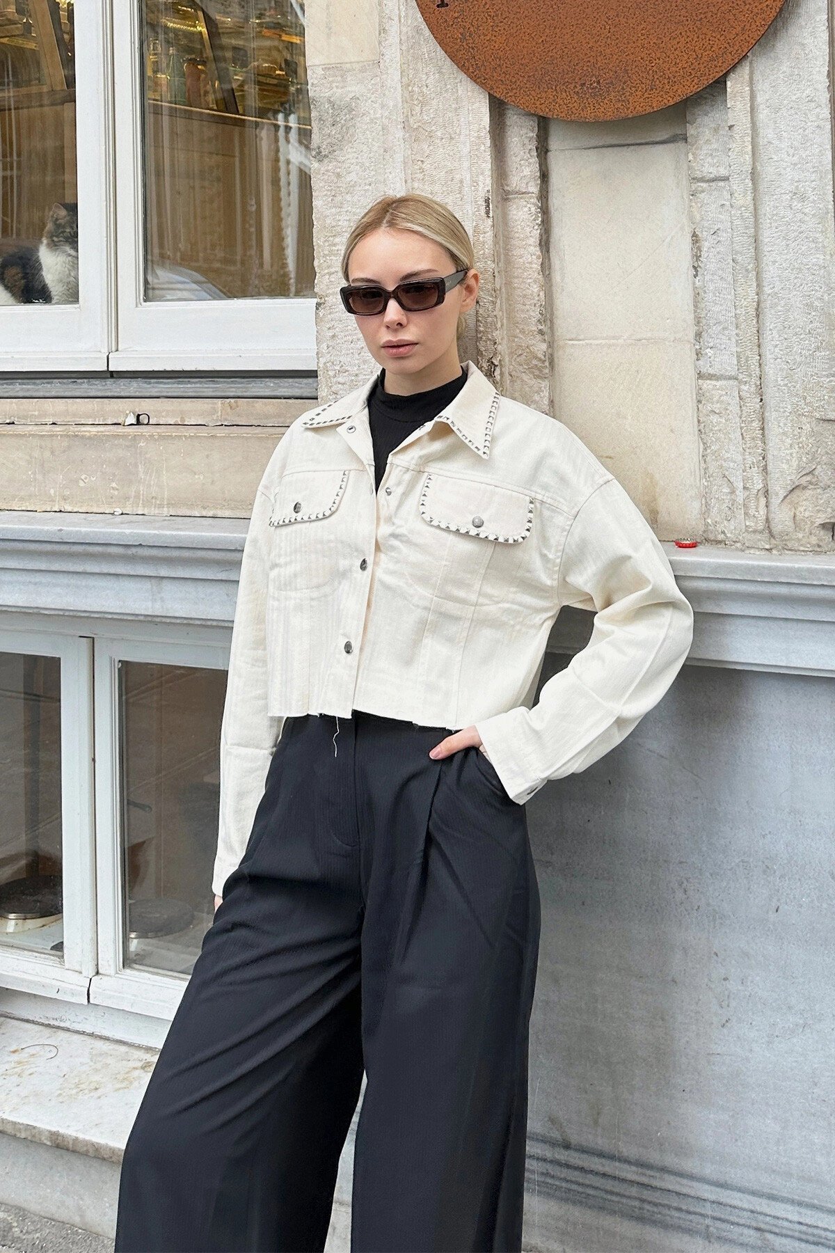 Krem Zımba Detaylı Tasarım Crop Dokuma Ceket