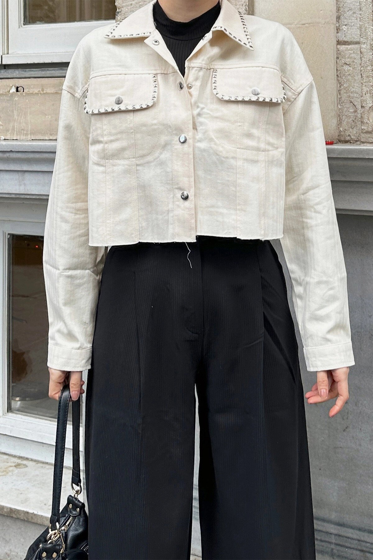 Krem Zımba Detaylı Tasarım Crop Dokuma Ceket