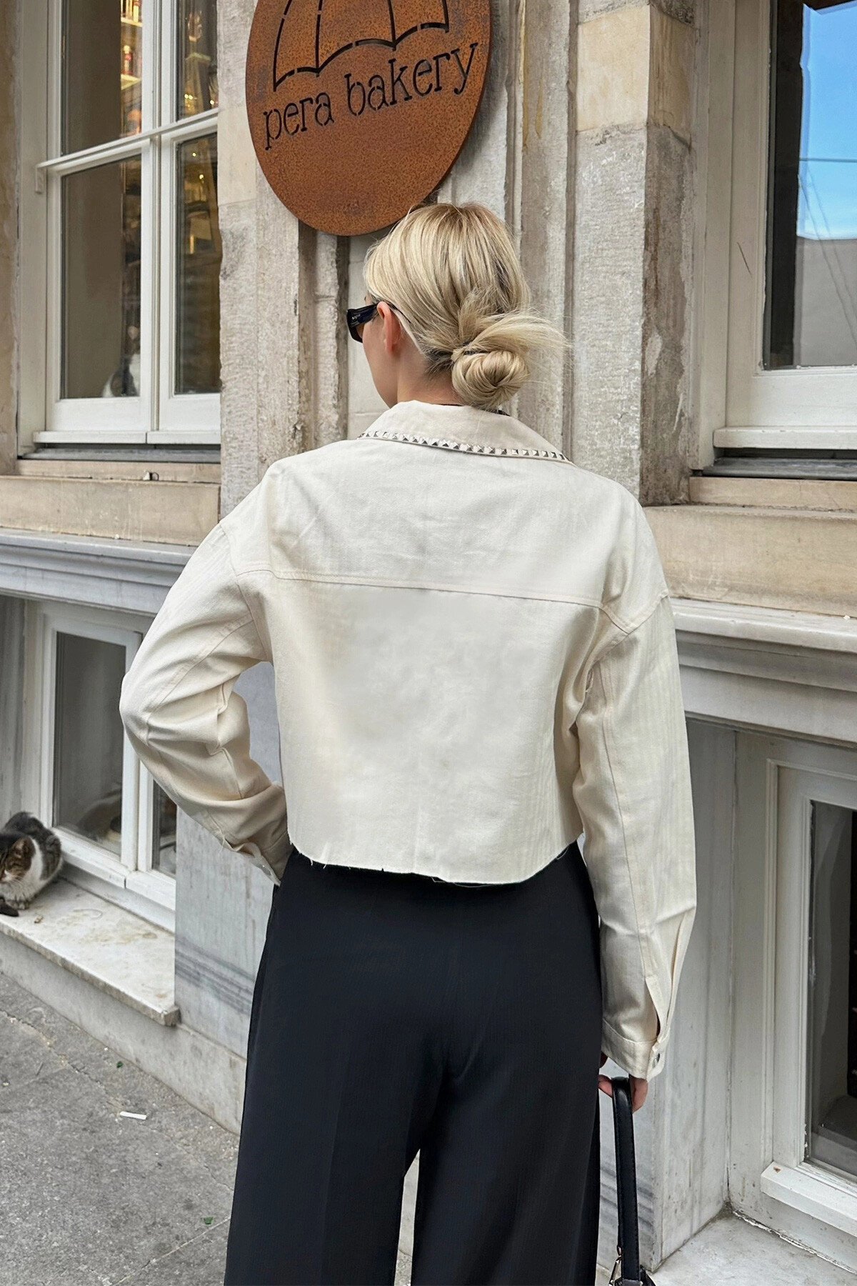 Krem Zımba Detaylı Tasarım Crop Dokuma Ceket