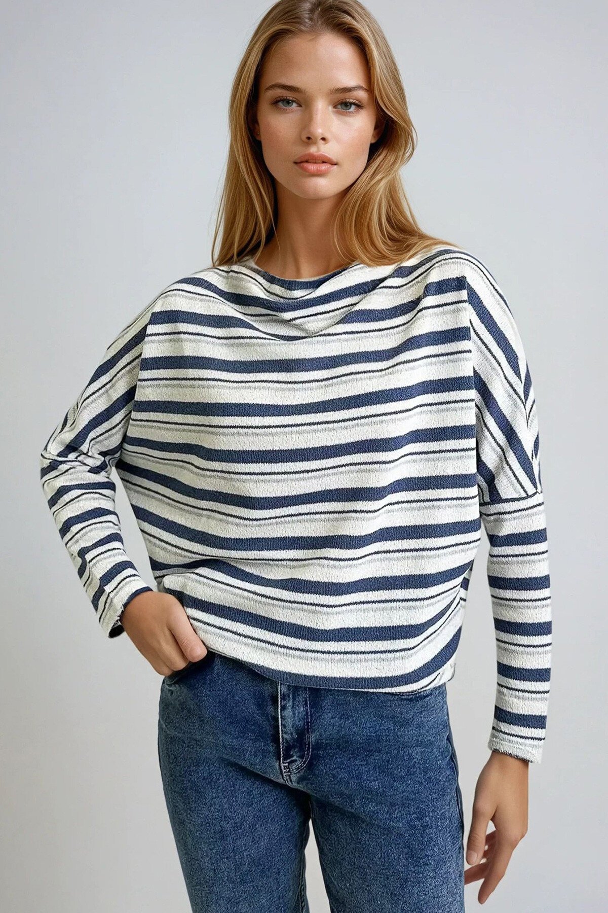 Lacivert Beyaz Degaje Yaka Geniş Kesim Örme Bluz