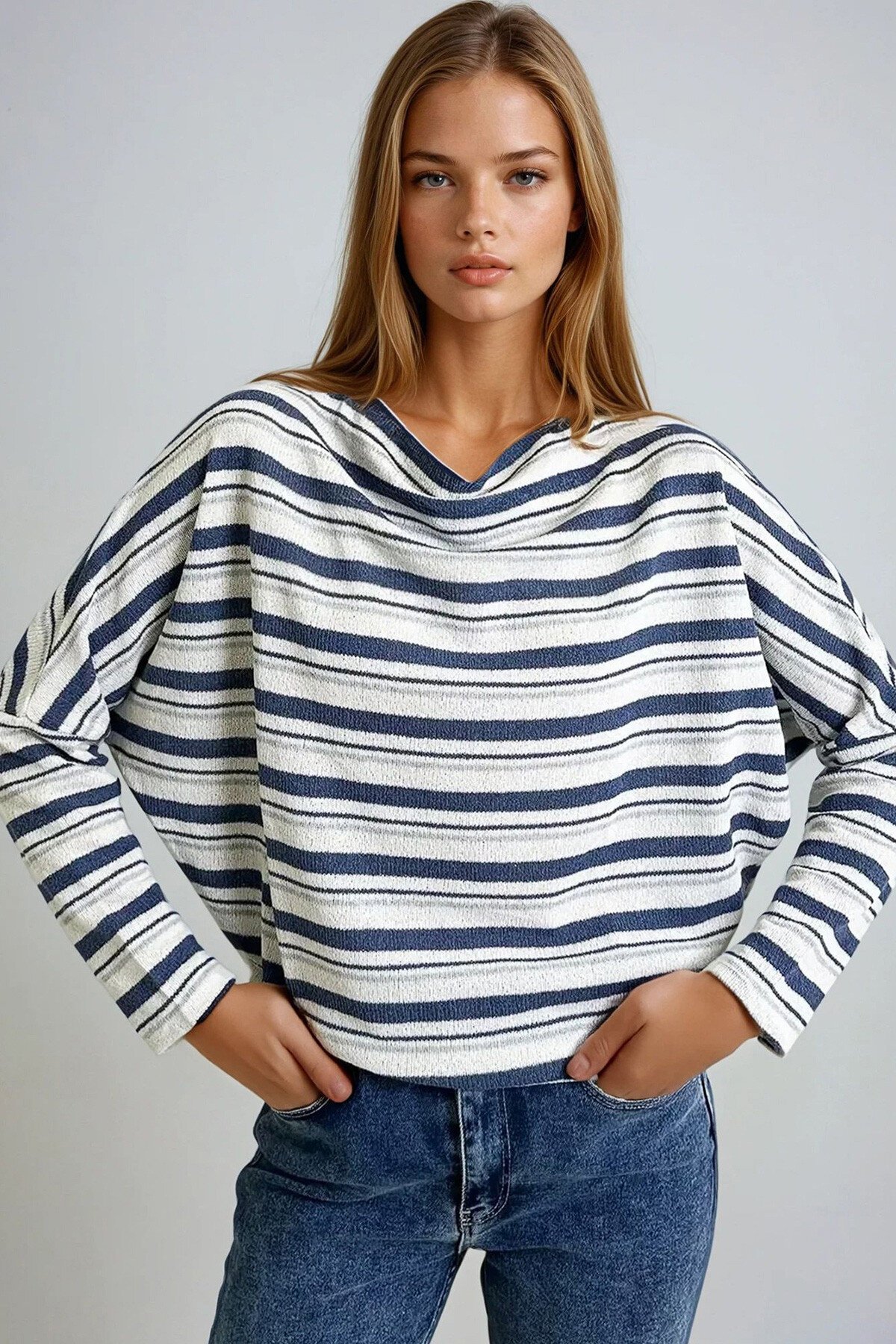 Lacivert Beyaz Degaje Yaka Geniş Kesim Örme Bluz